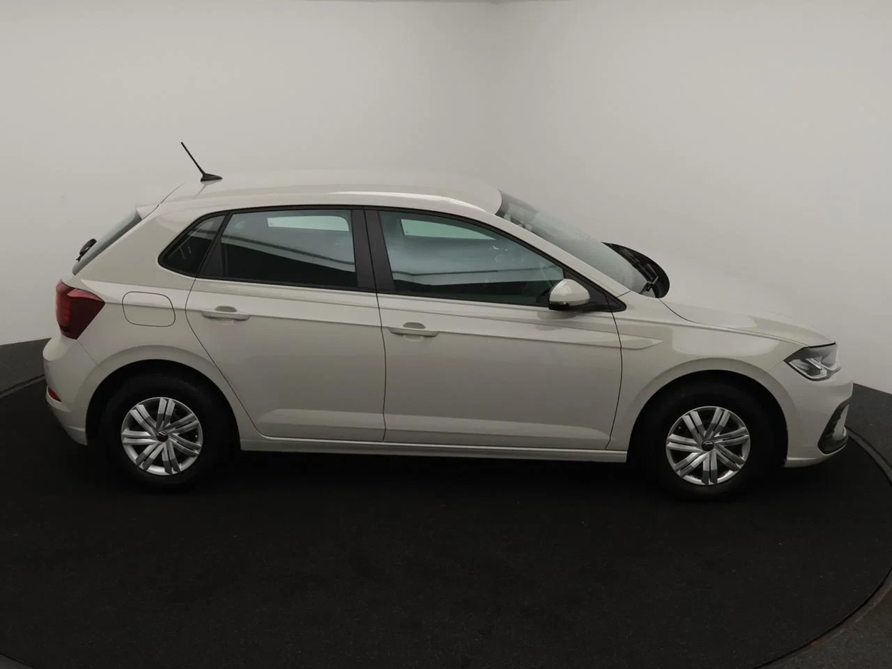 Volkswagen-Polo-image-2