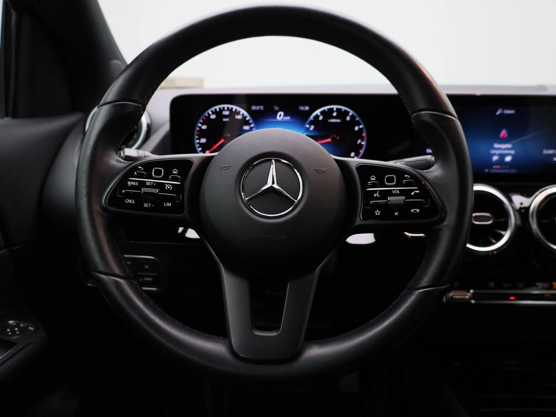Mercedes-Benz-GLA-image-6