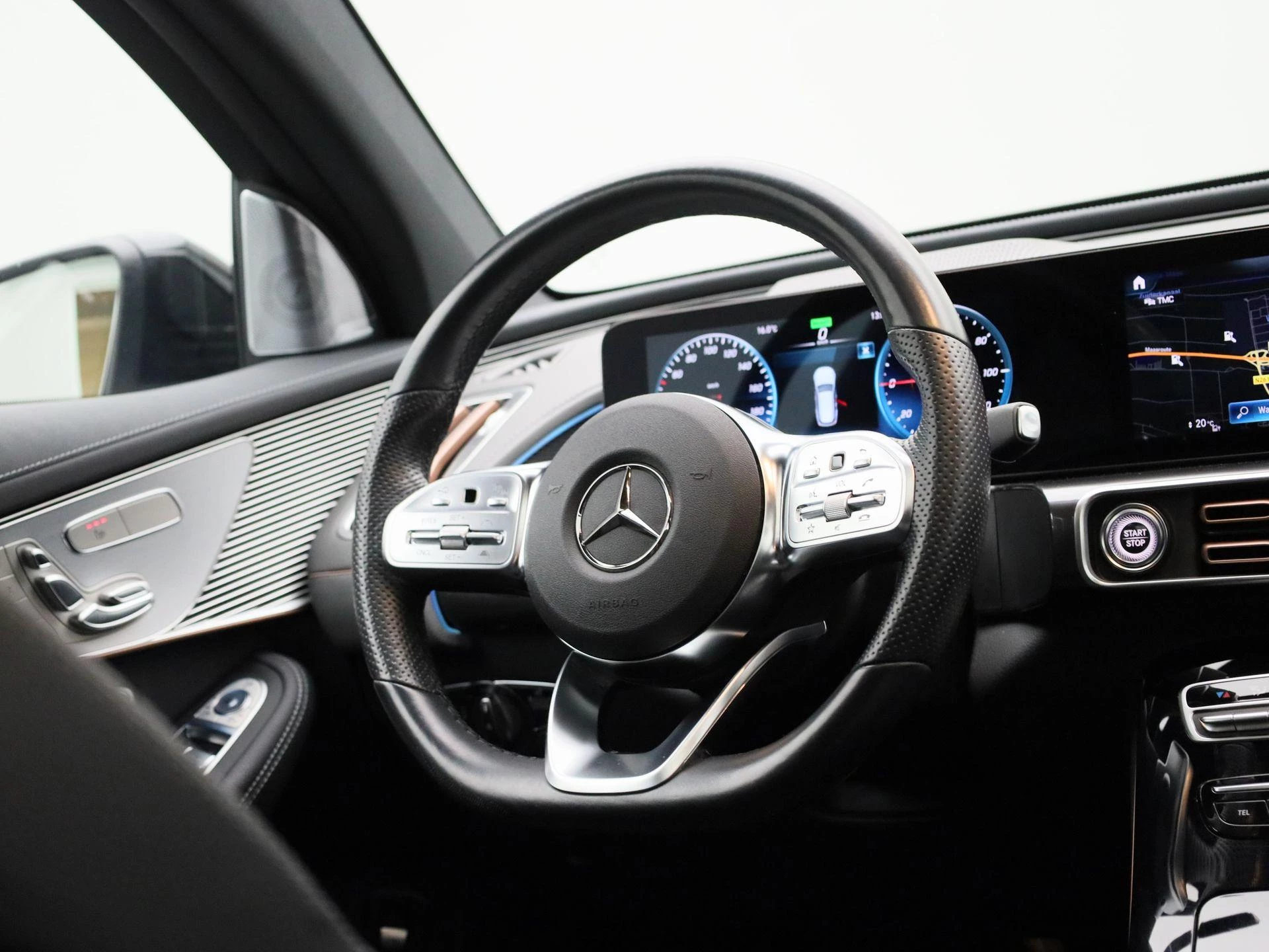 Mercedes-Benz-EQC-image-41