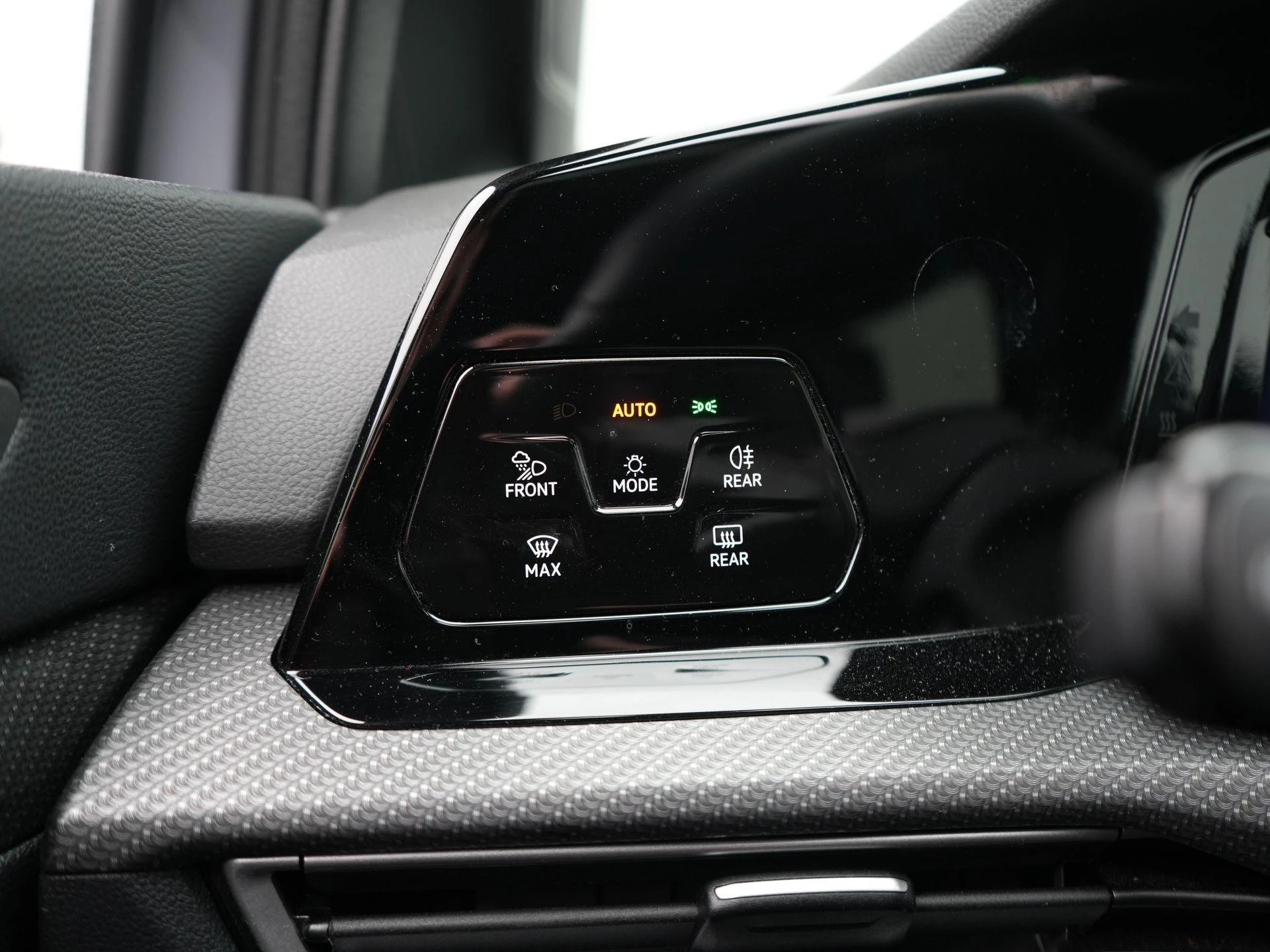 Volkswagen-Golf-image-38