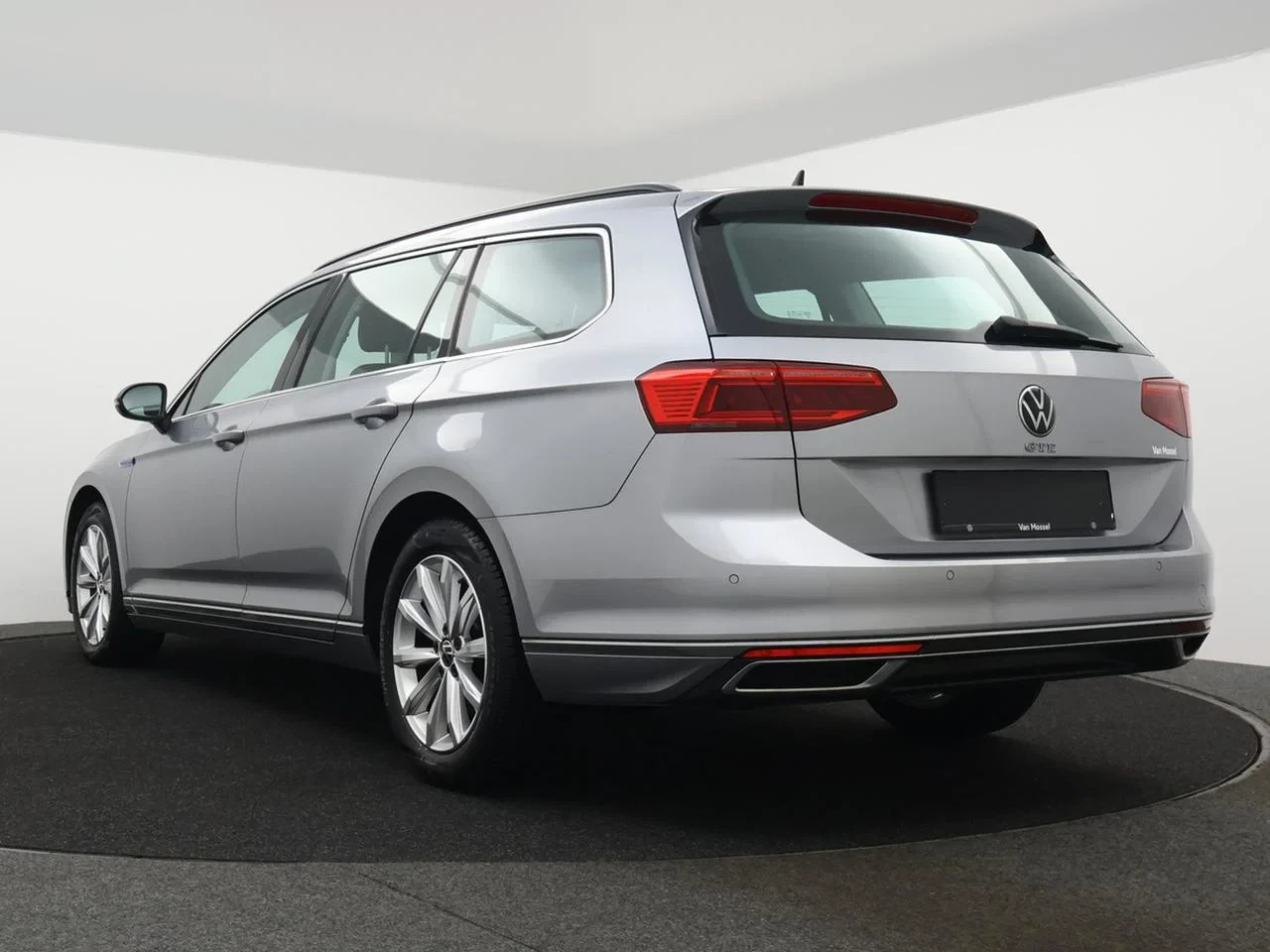 Volkswagen-Passat-image-1
