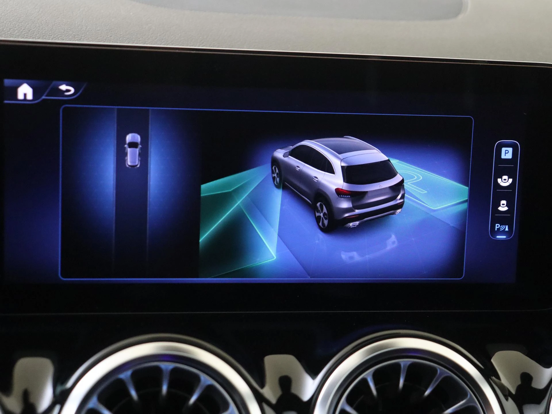 Mercedes-Benz-GLA-image-19