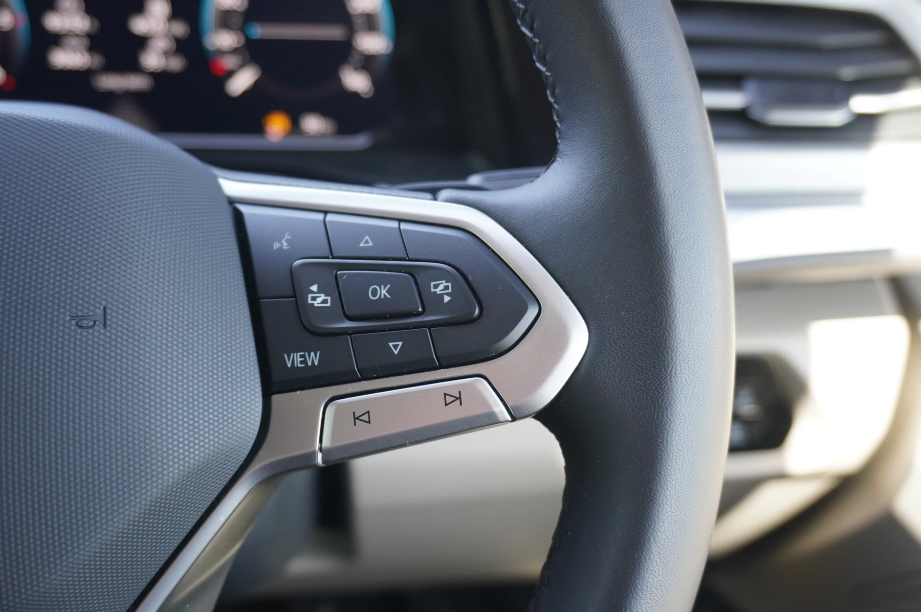 Volkswagen-Multivan-image-17