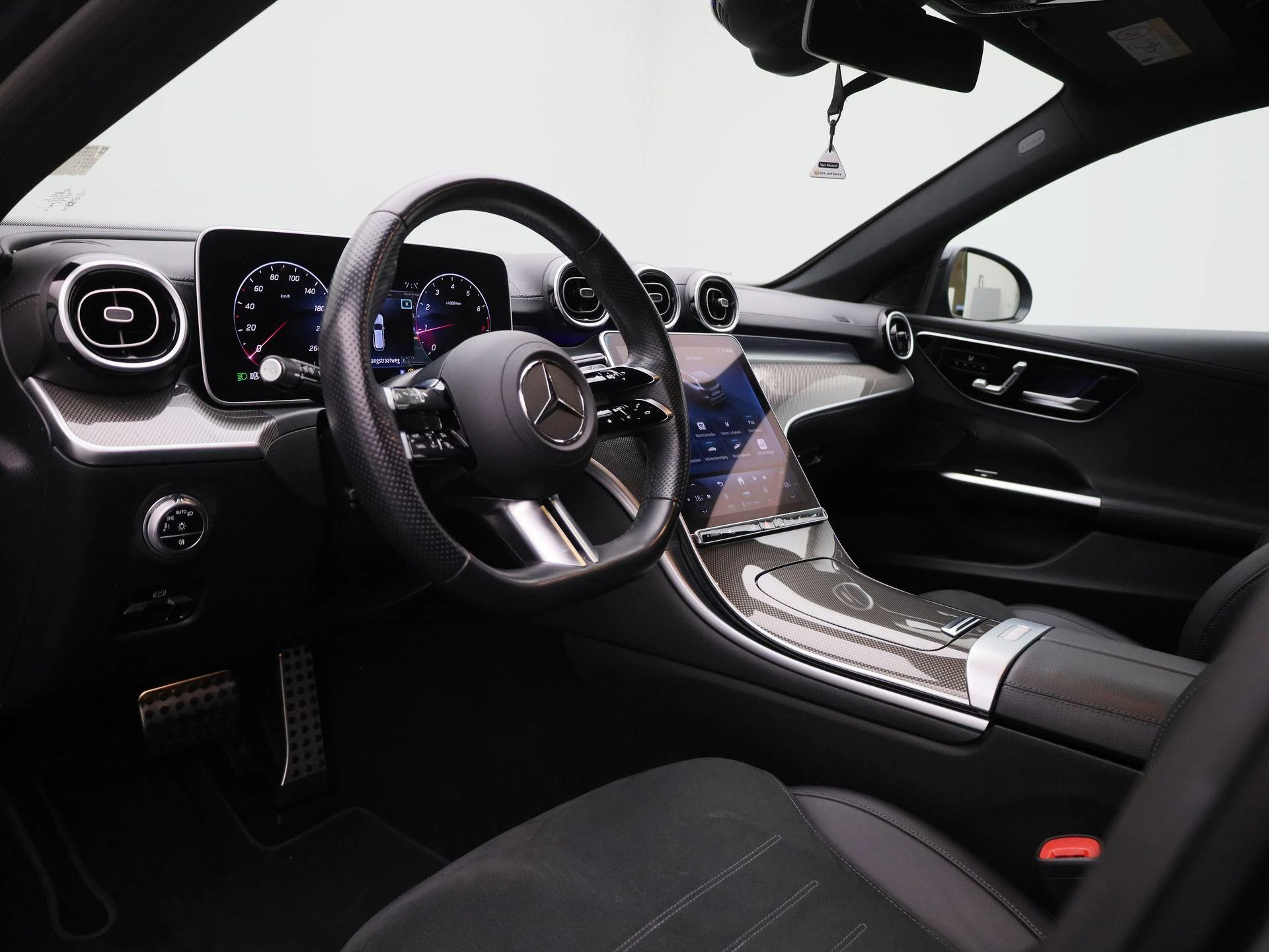 Mercedes-Benz-C-Klasse-image-32