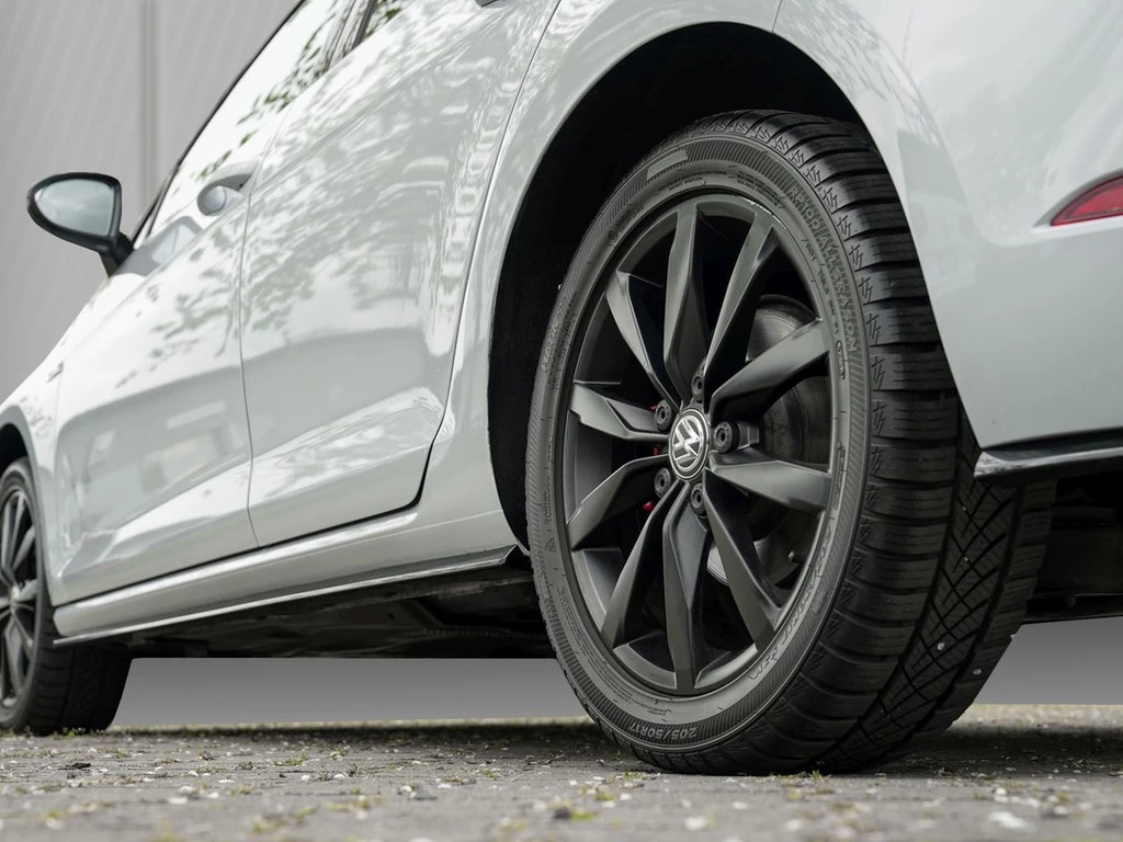 Volkswagen Golf 1.5 TSI Highline R-Line *LED*Navi*PDC*Climatronic*Sitzheizung*17" Alufelgen*