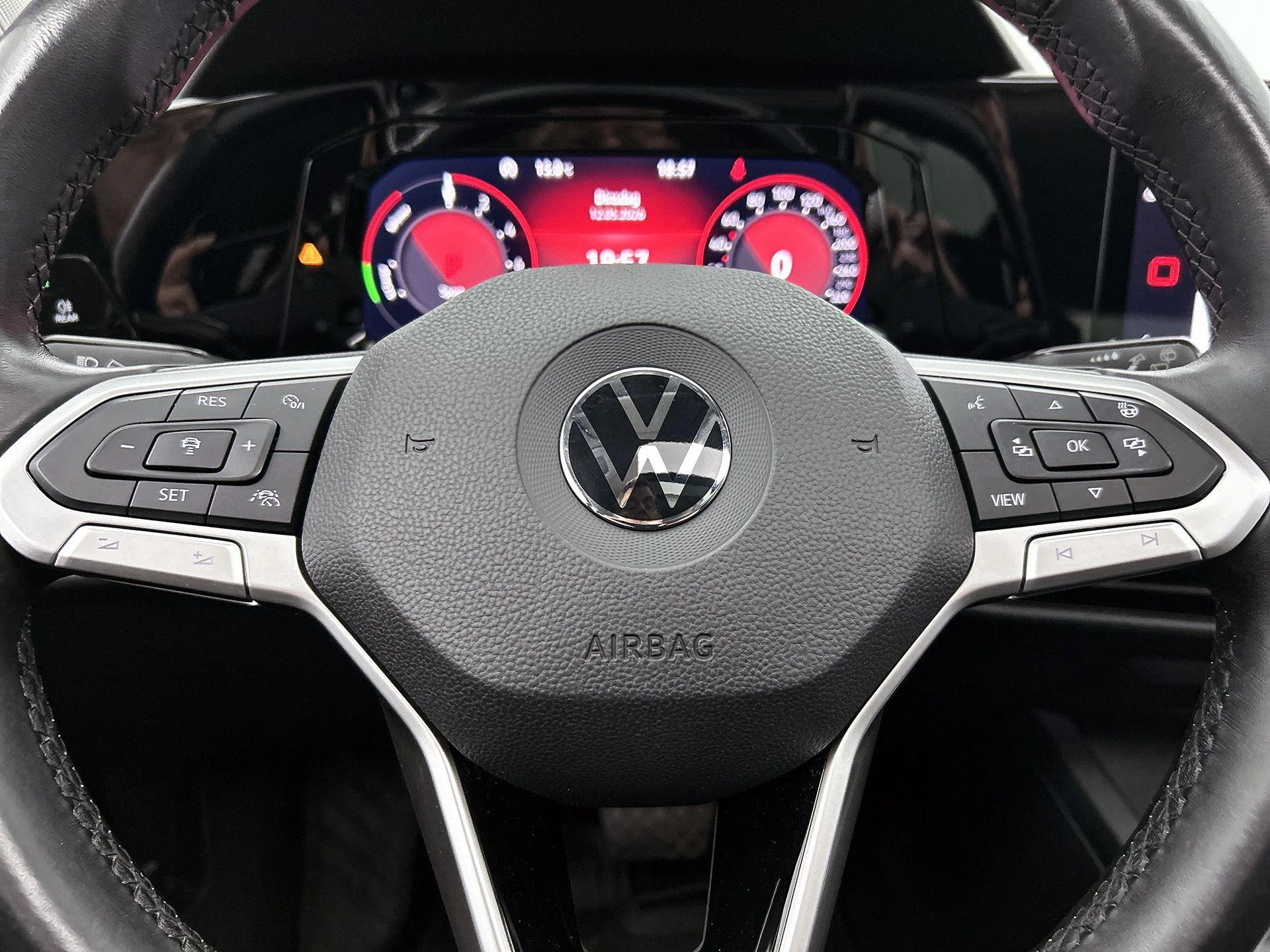 Volkswagen-Golf-image-38