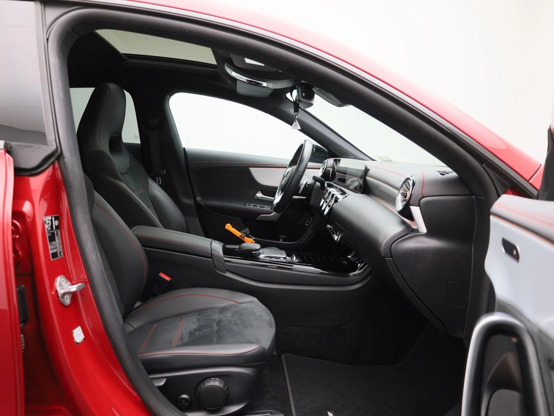 Mercedes-Benz-CLA-image-38