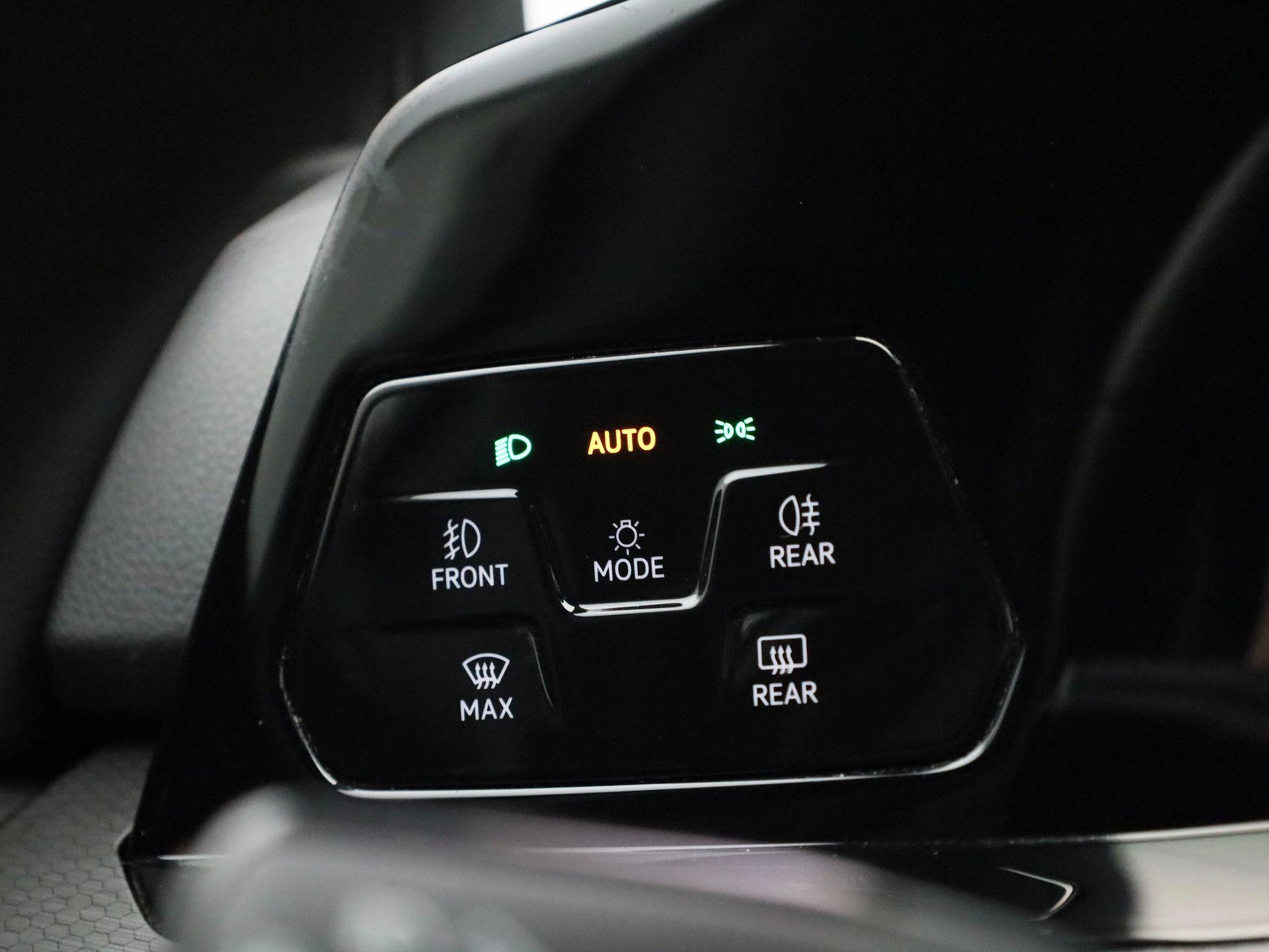 Volkswagen-Golf-image-29