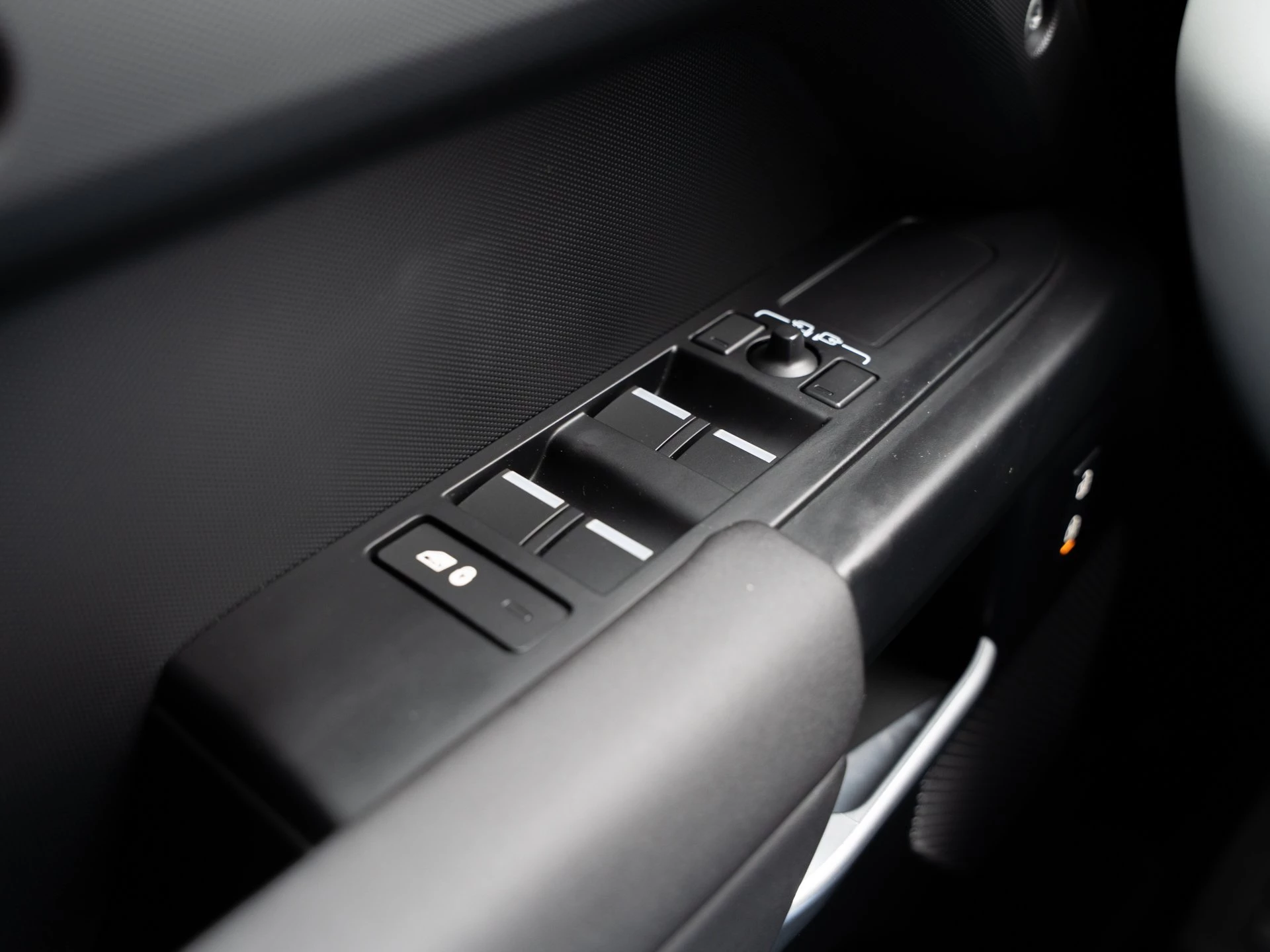 Land Rover-Defender-image-16