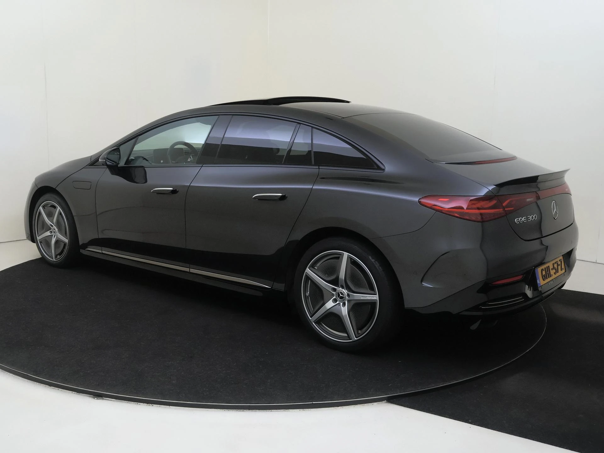 Mercedes-Benz-EQE-image-2