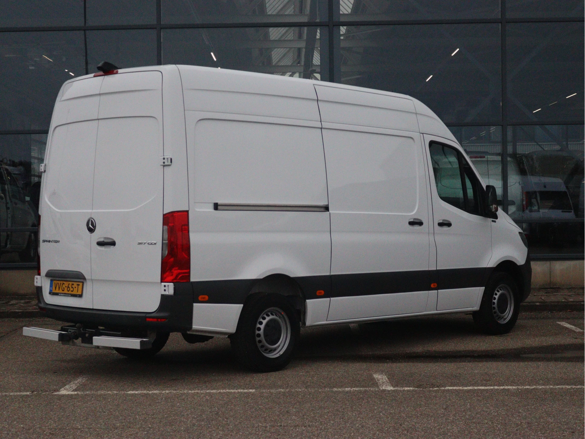 Mercedes-Benz-Sprinter-image-1