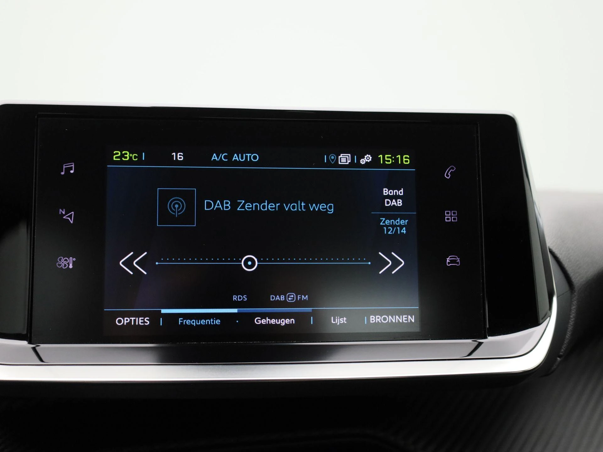 Peugeot-e-208-image-17
