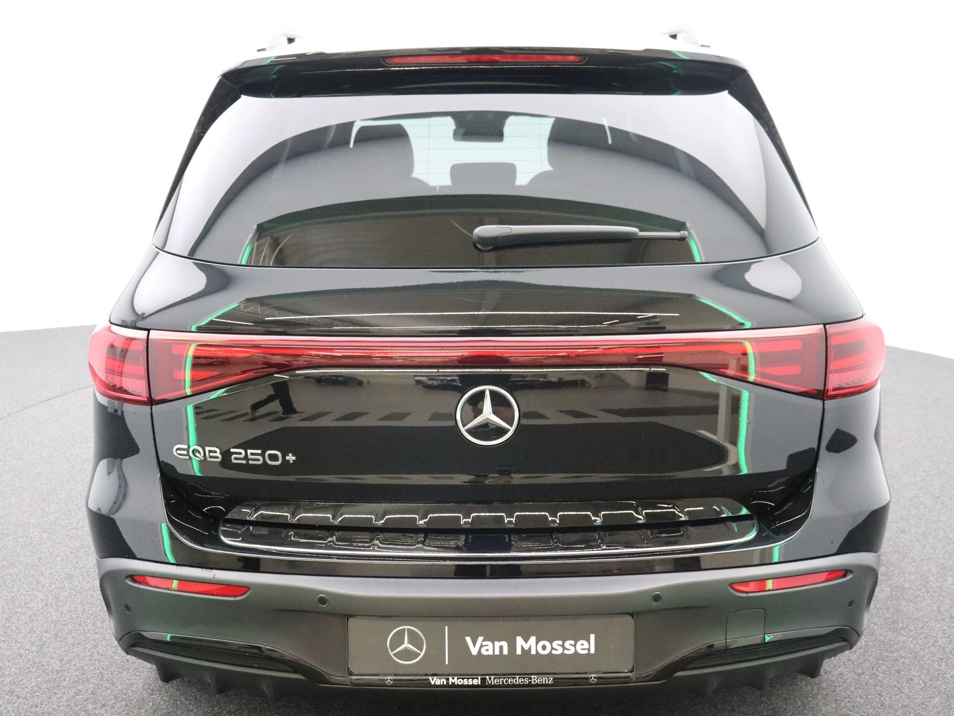 Mercedes-Benz EQB 250+ AMG Line + LEDER + PANO + BURMESTER + CARPLAY + HEAD UP +