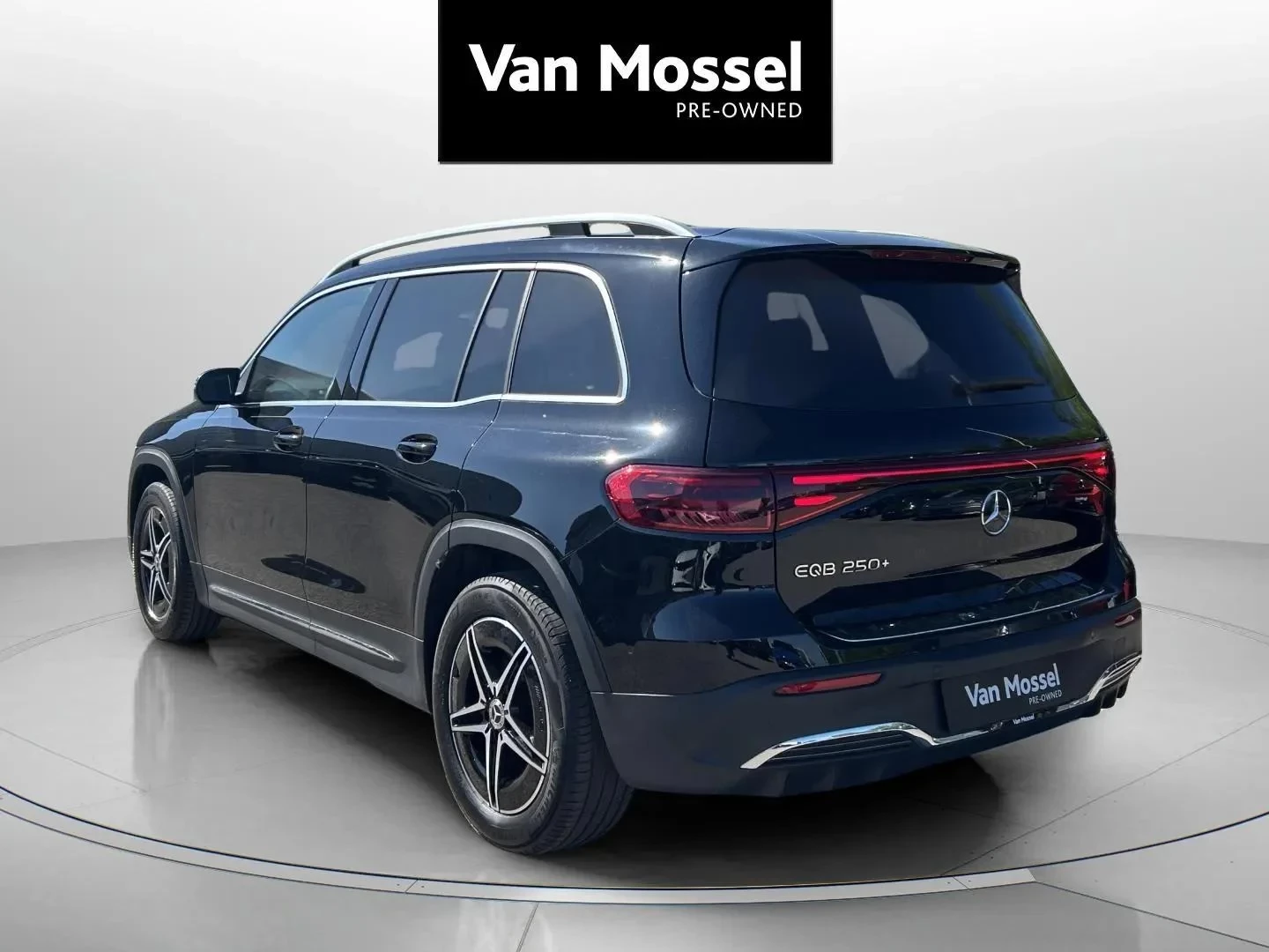 Mercedes-Benz-EQB-image-6
