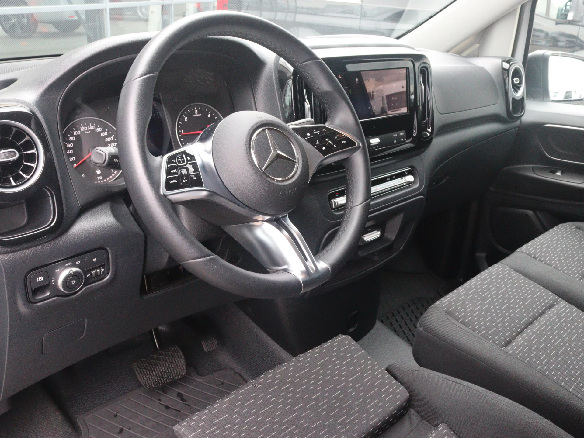 Mercedes-Benz-Vito-image-3