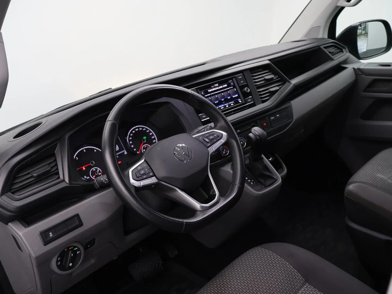 Volkswagen-Transporter-image-11