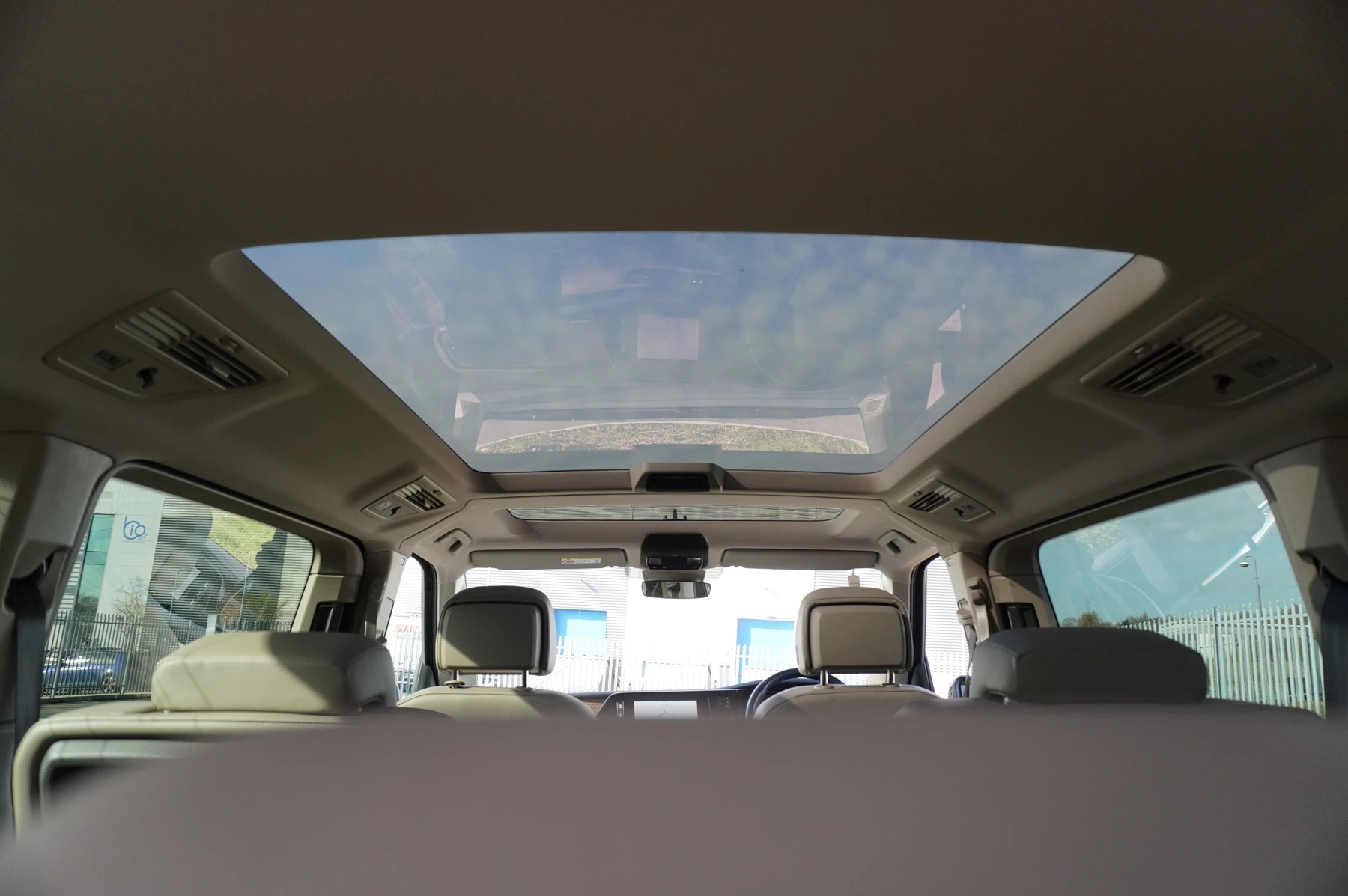 Volkswagen-Multivan-image-12
