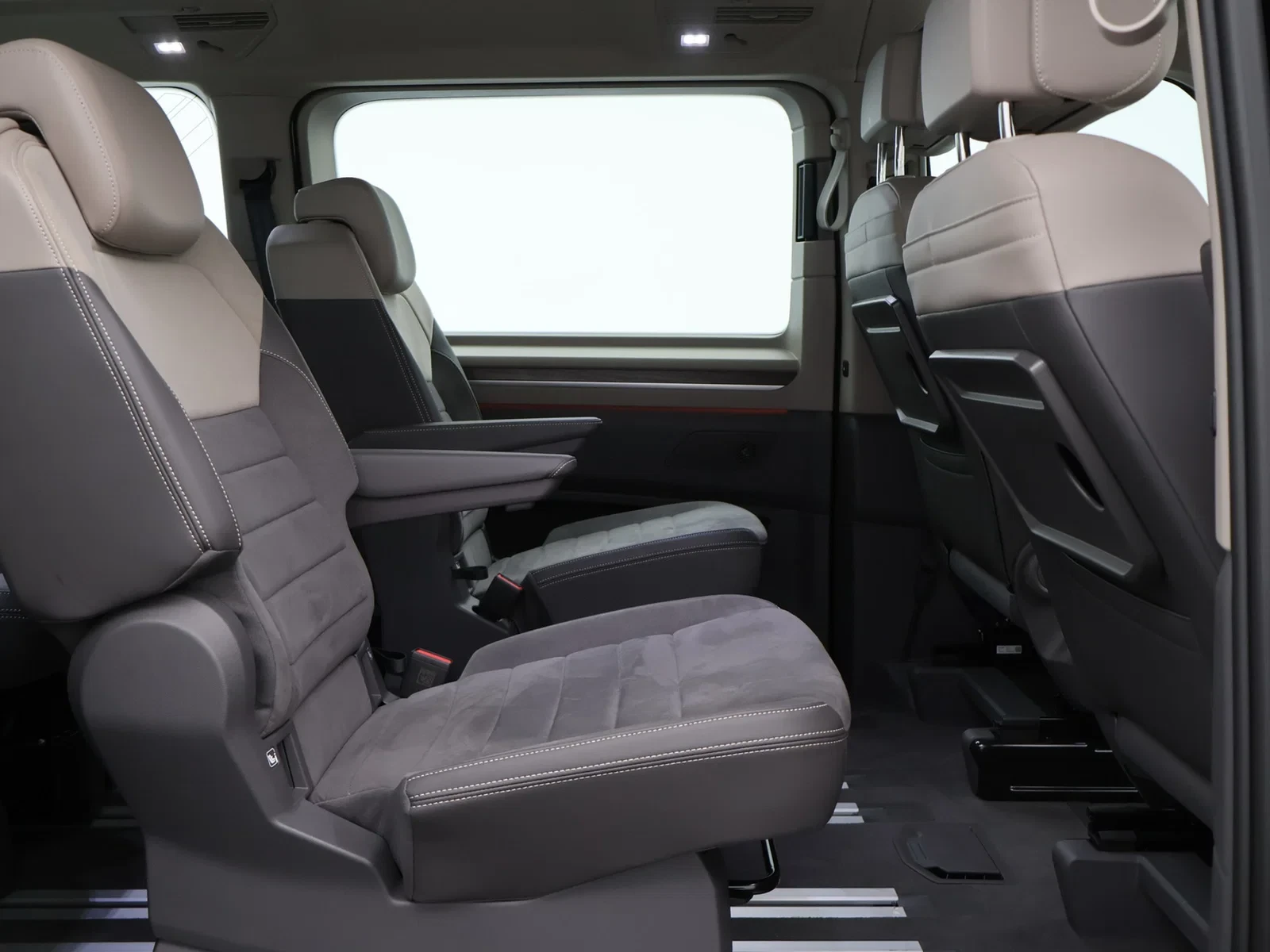 Volkswagen Multivan T7 eHybrid (PHEV) Multivan Style Korte versie 1.5 eHybrid 4X4 245PK *AUTOMAAT*7 ZITPLAATSEN*LEDER*ALCANTARA*CAMERA*PDC