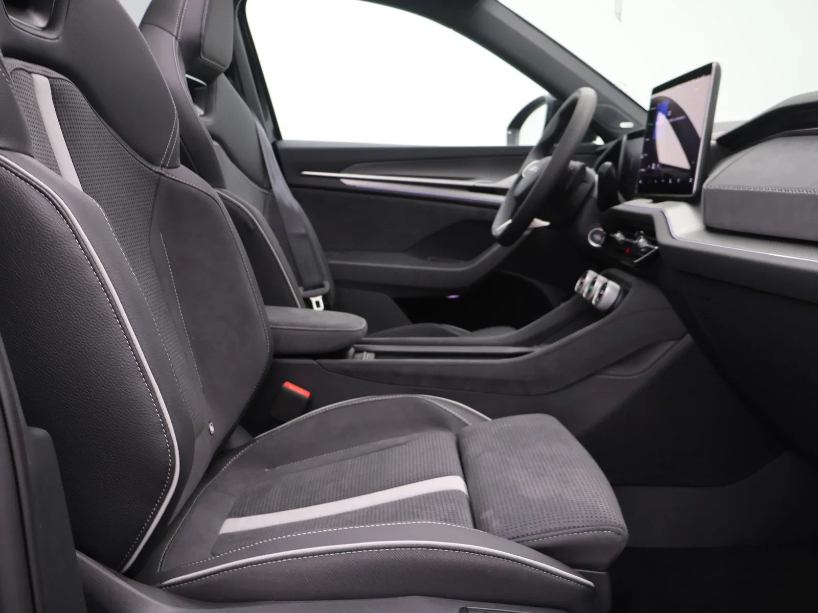 Škoda Kodiaq PHEV Kodiaq Sportline PHEV 1.5TSI 204PK *AUTOMAAT*PANO*SPORTSEATS*NAVI*APP CONNECT*BLTH*CRUISE*PDC*...
