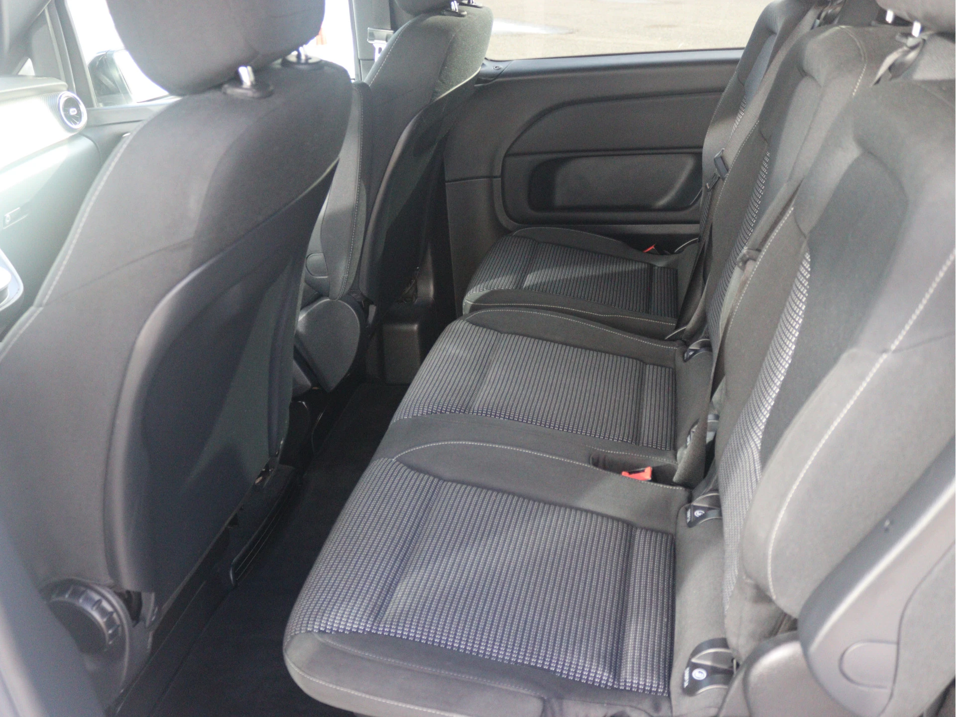 Mercedes-Benz-V-Klasse-image-4