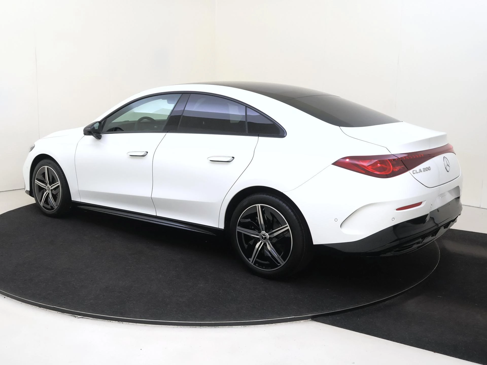 Mercedes-Benz-CLA-image-2