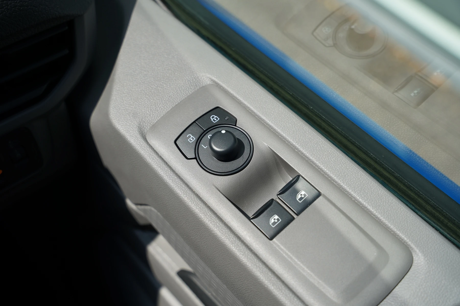 Volkswagen-Transporter-image-18