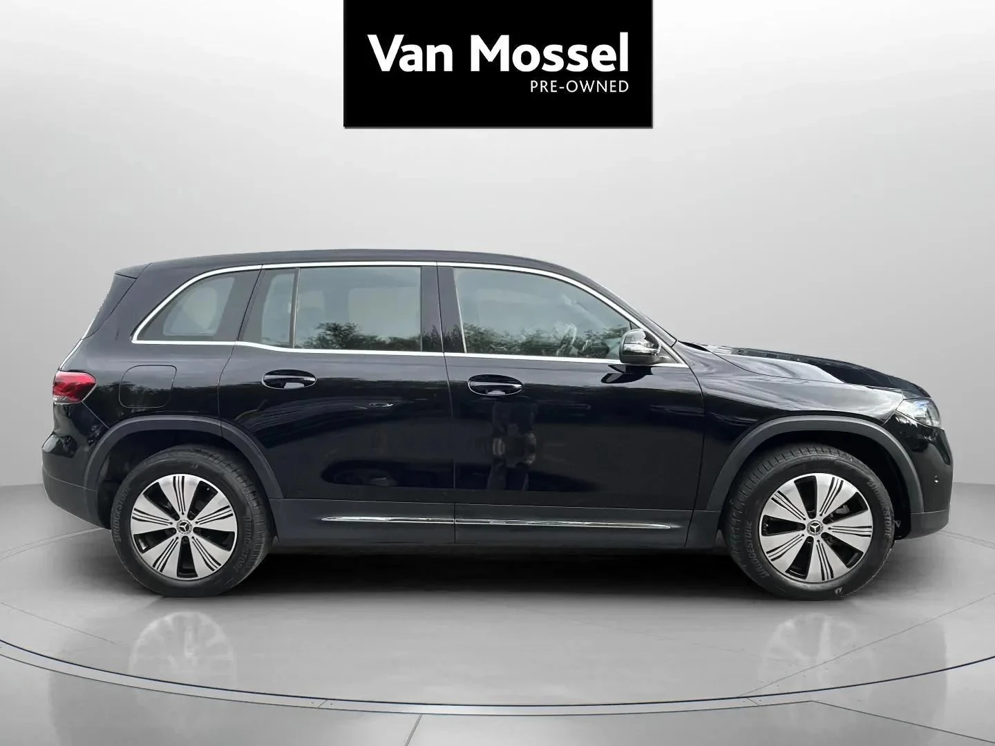 Mercedes-Benz-EQB-image-3