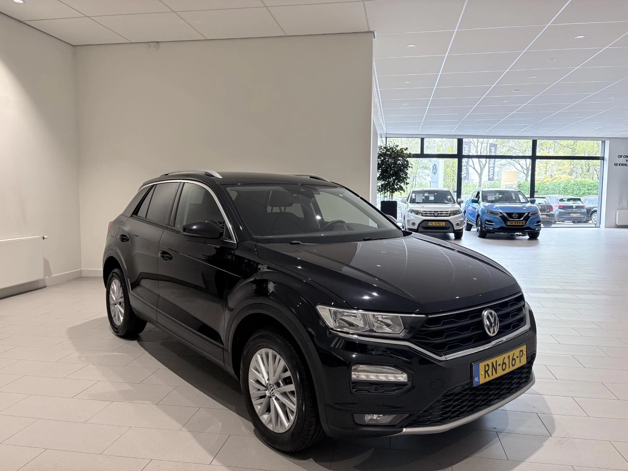 Volkswagen-T-Roc-image-6