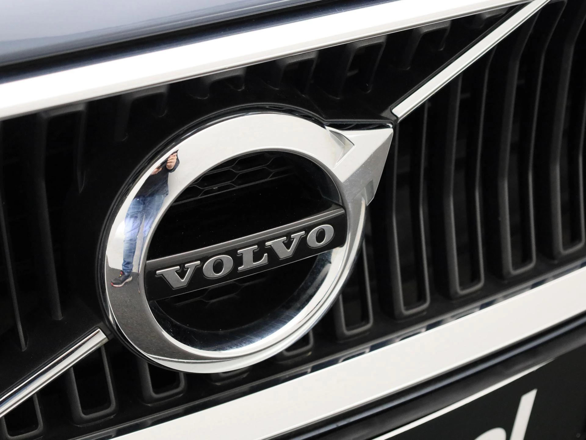 Volvo V60 B3 DCT Momentum Pro