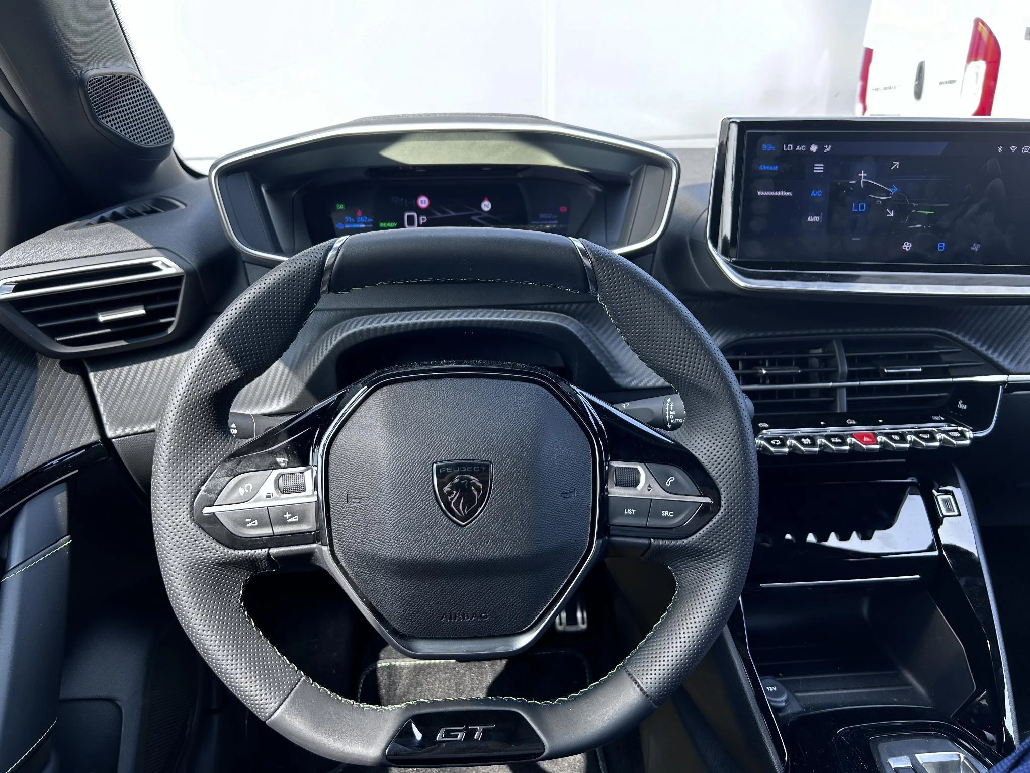 Peugeot-e-208-image-9