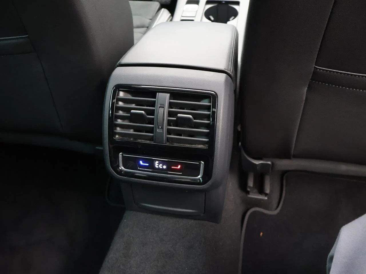 Volkswagen-Passat-image-10