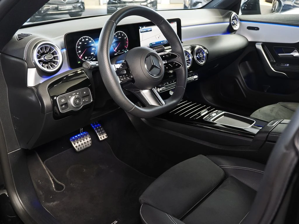 Mercedes-Benz-CLA 200-image-8