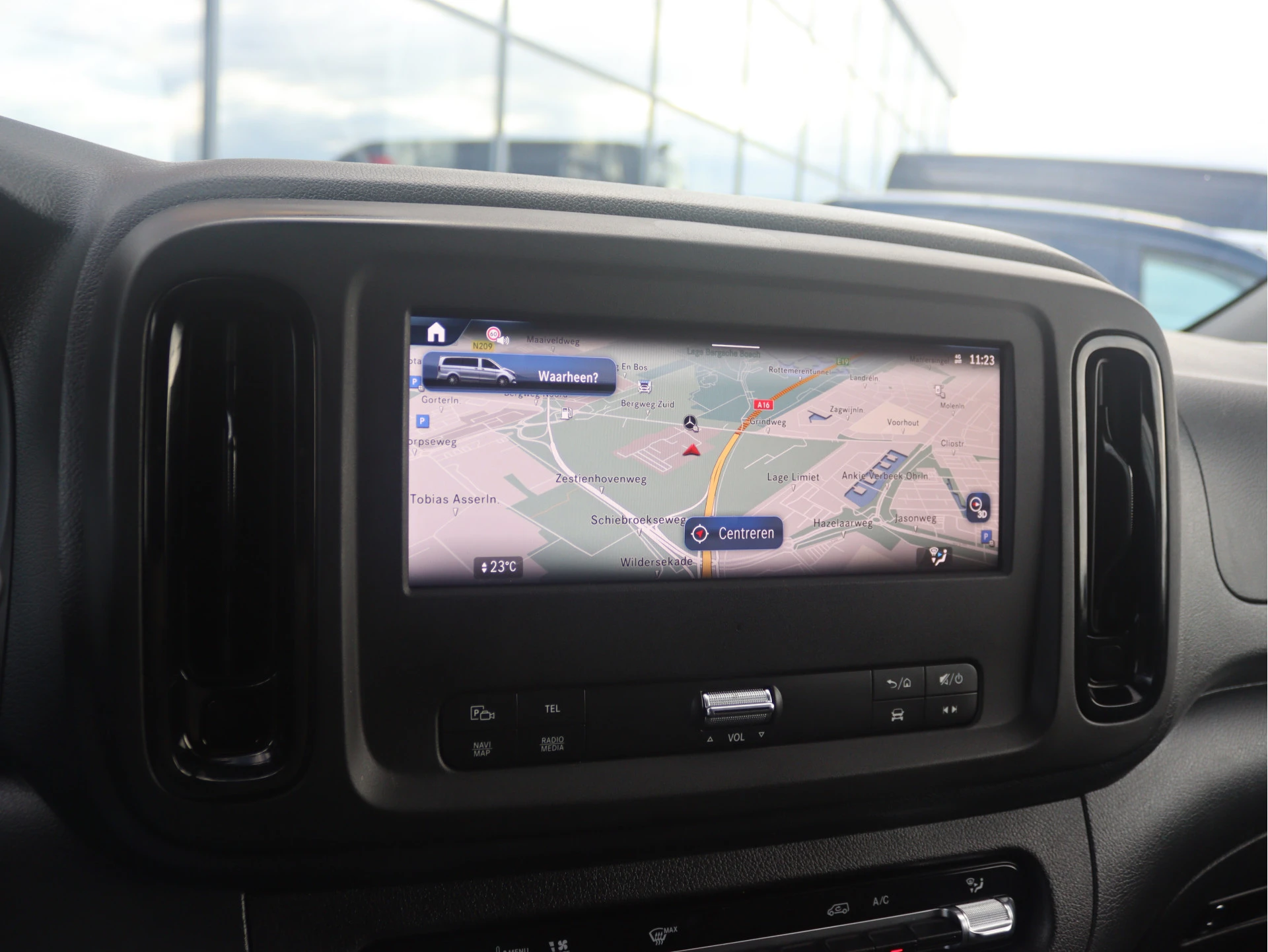 Mercedes-Benz-Vito-image-10