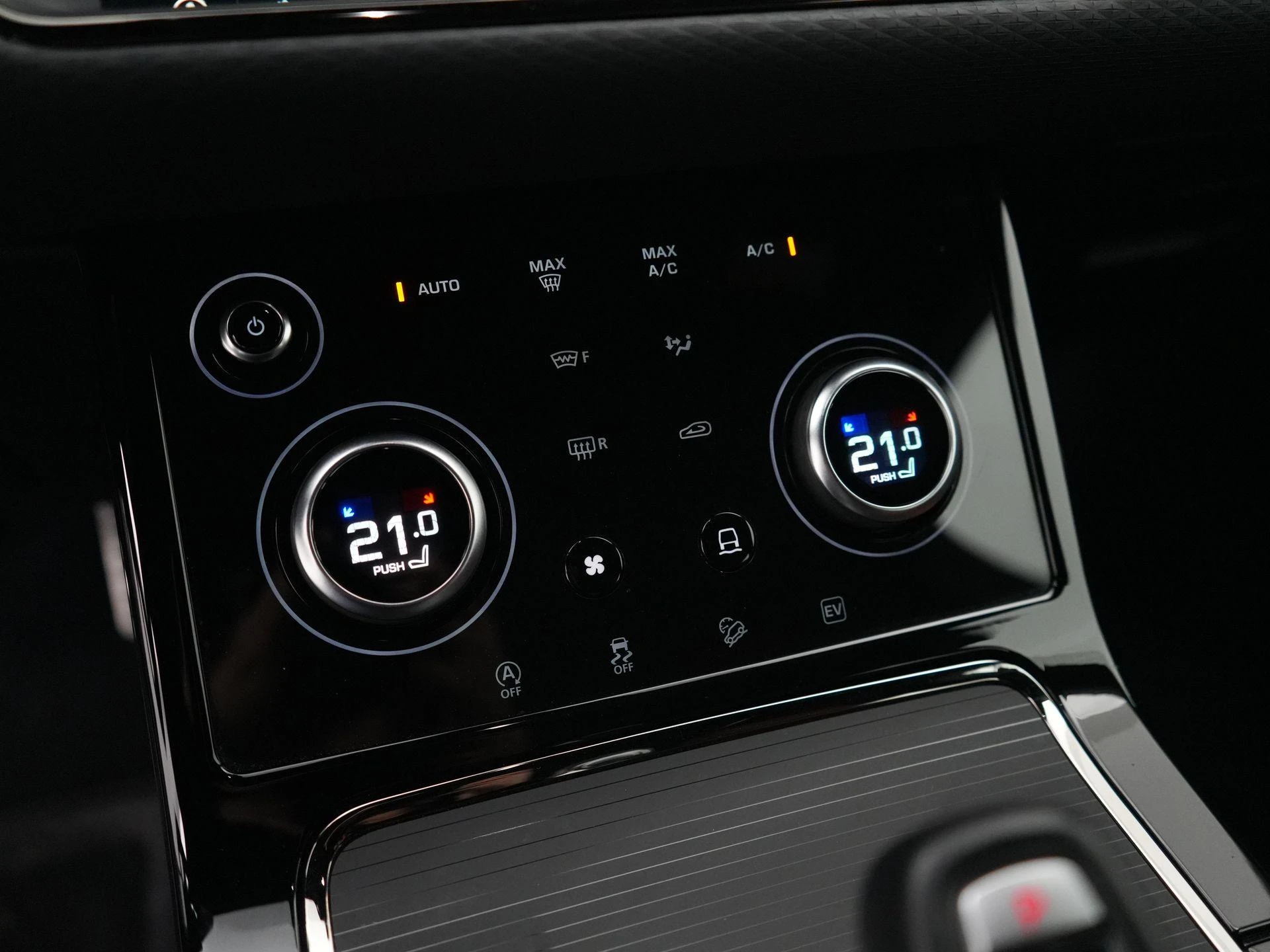 Land Rover-Range Rover Evoque-image-17