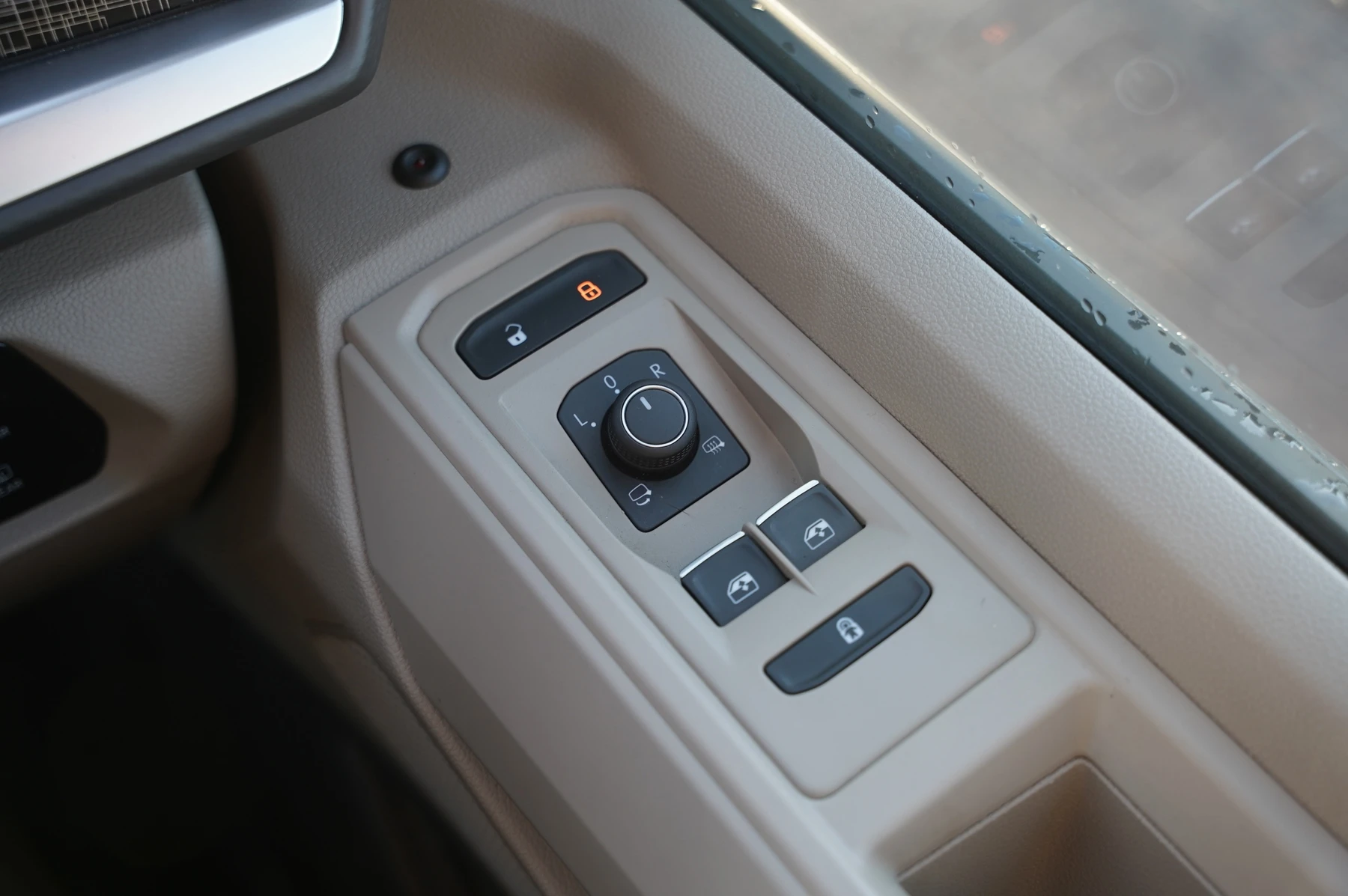 Volkswagen-Multivan-image-18