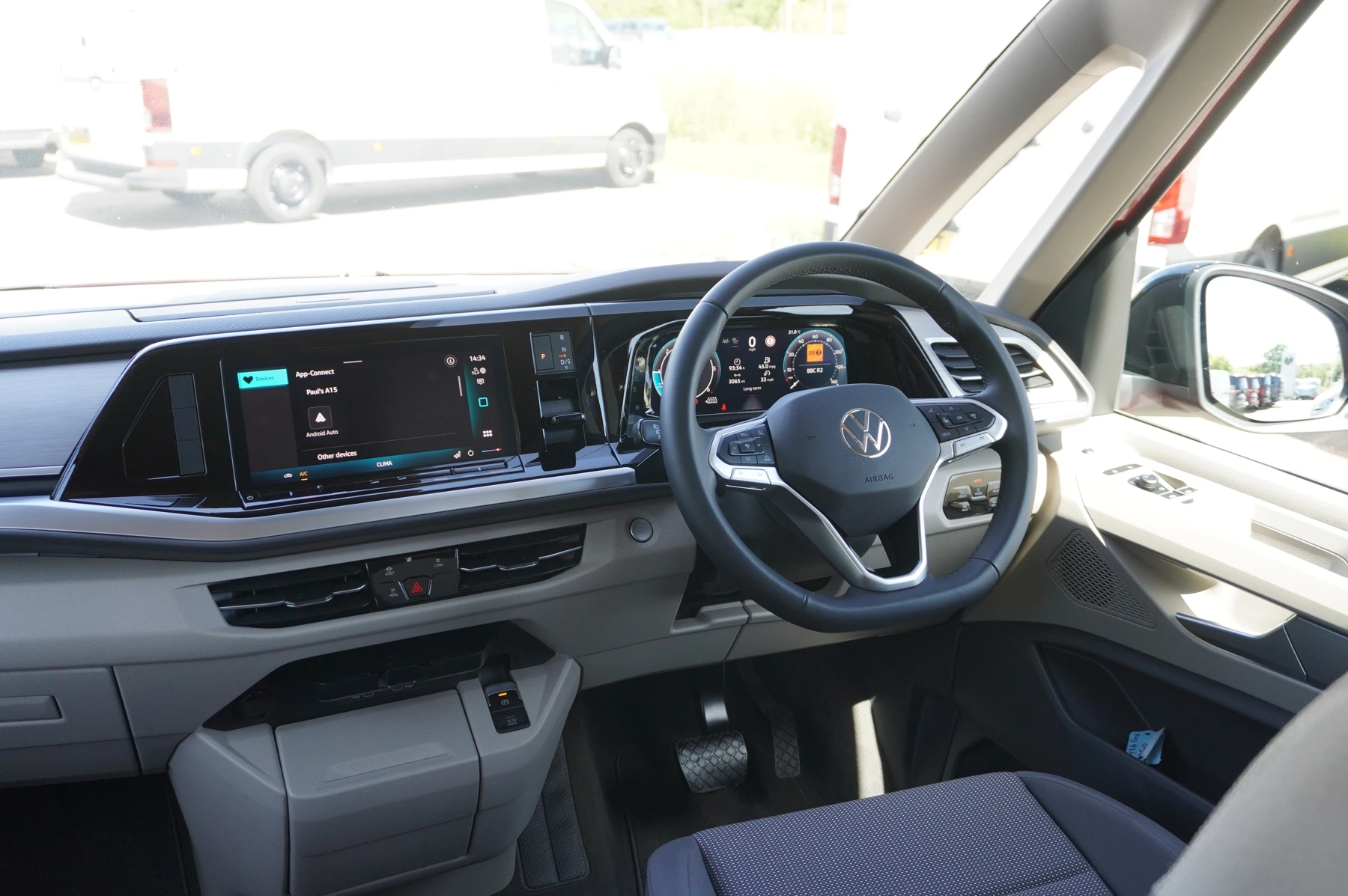 Volkswagen-Multivan-image-8
