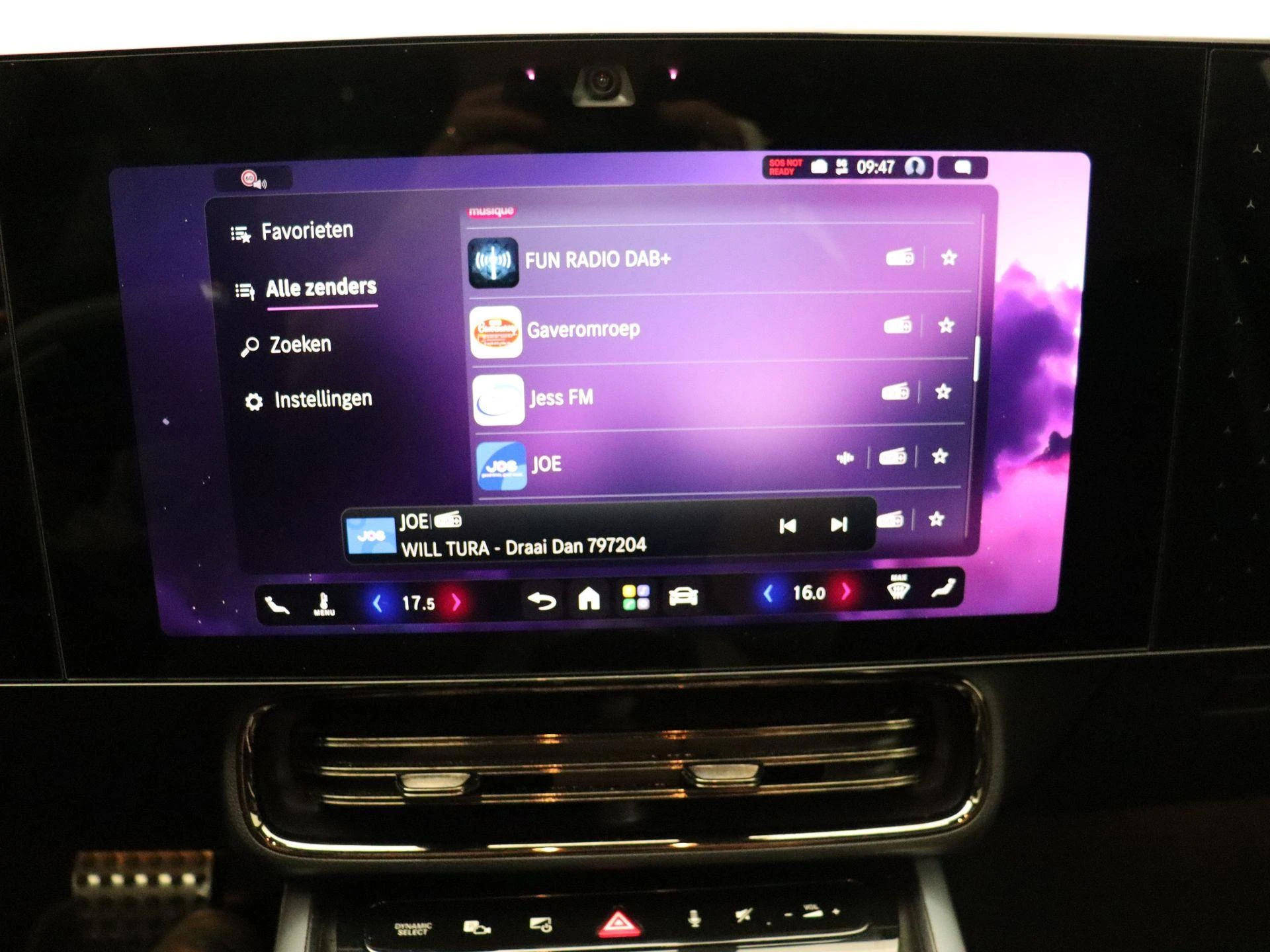 Mercedes-Benz-CLA-image-16