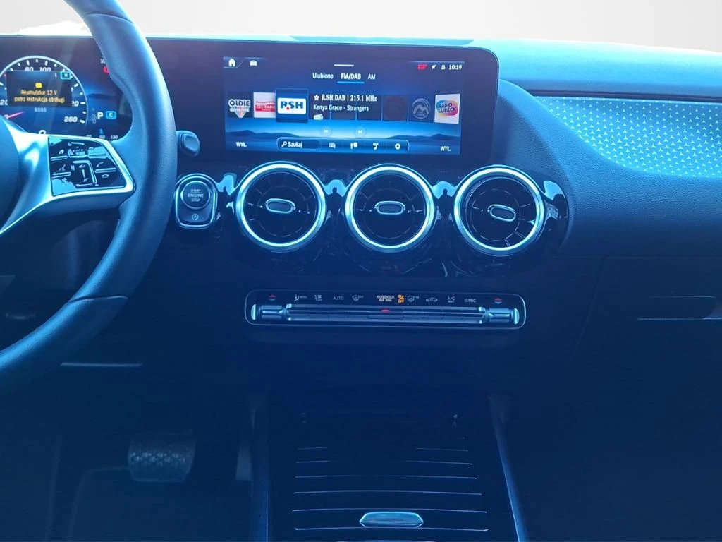 Mercedes-Benz-GLA 200 d-image-18