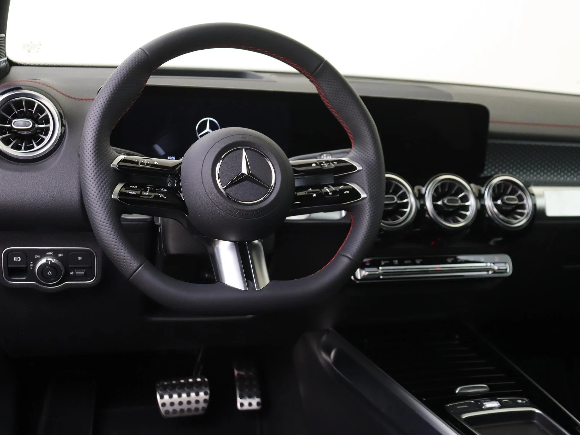 Mercedes-Benz-EQB-image-11