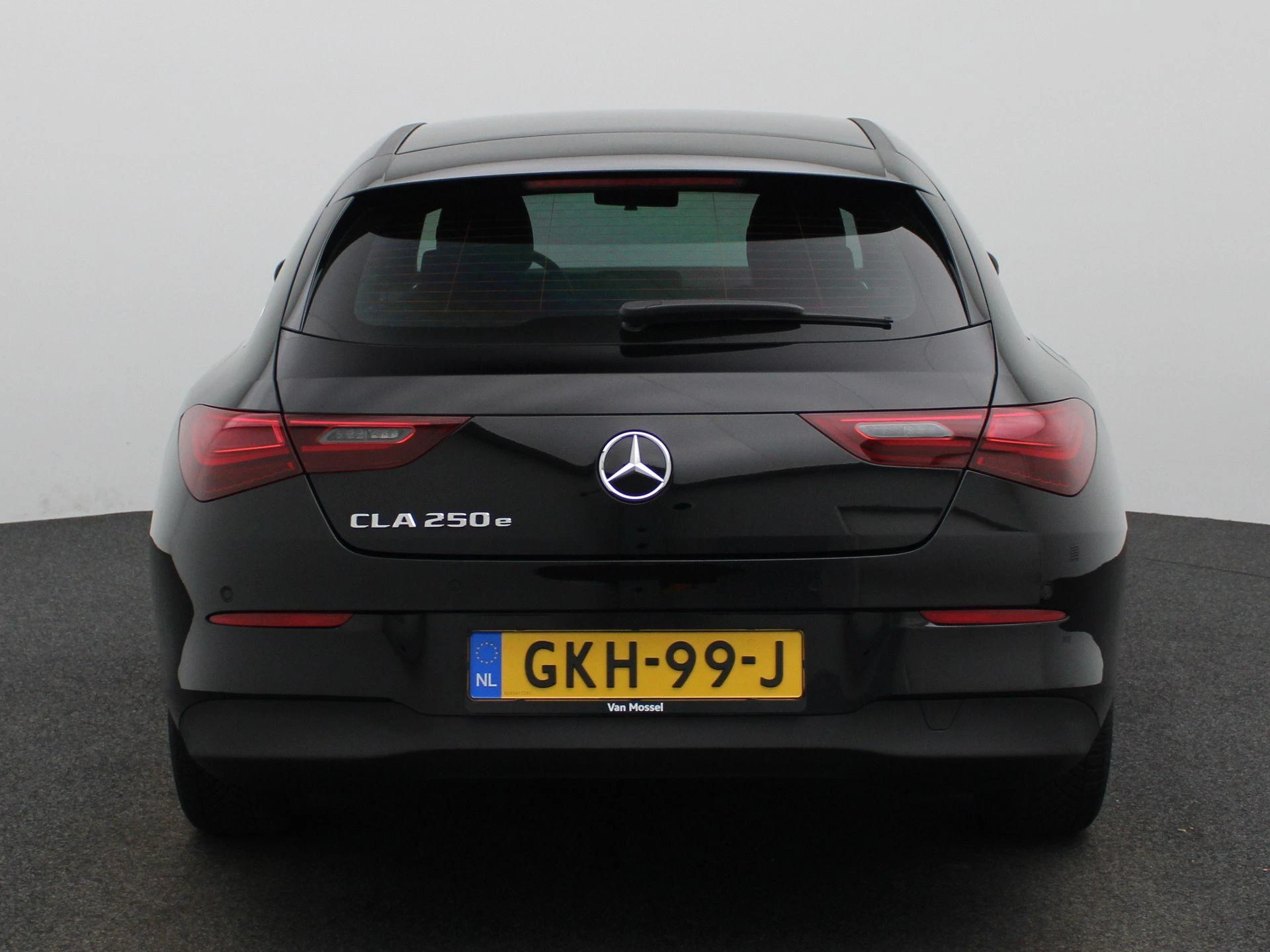Mercedes-Benz-CLA-image-4