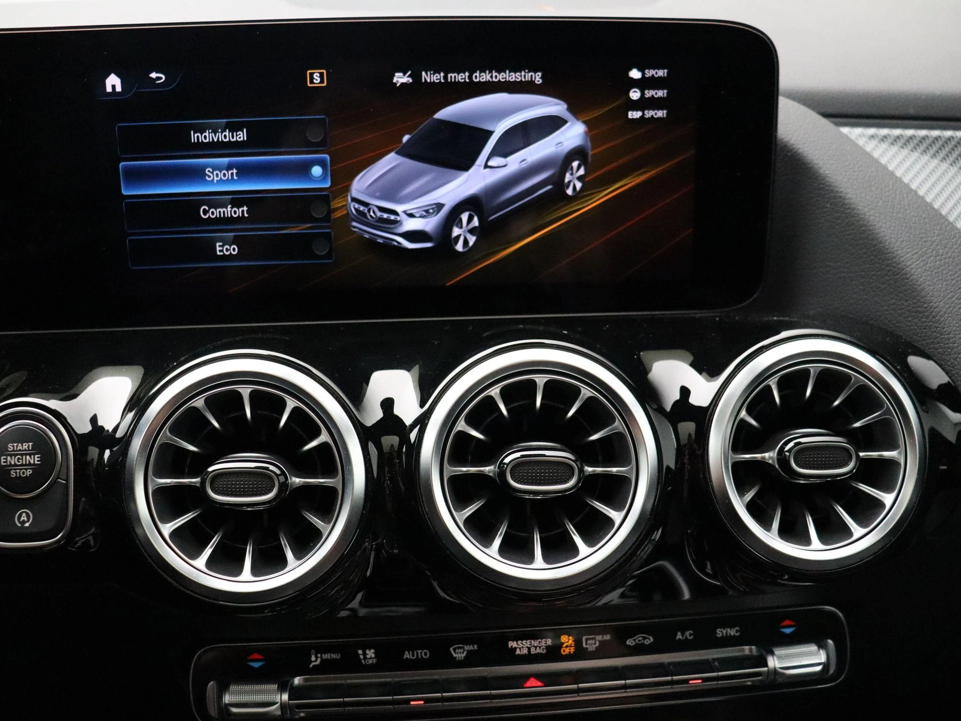 Mercedes-Benz-GLA-image-19