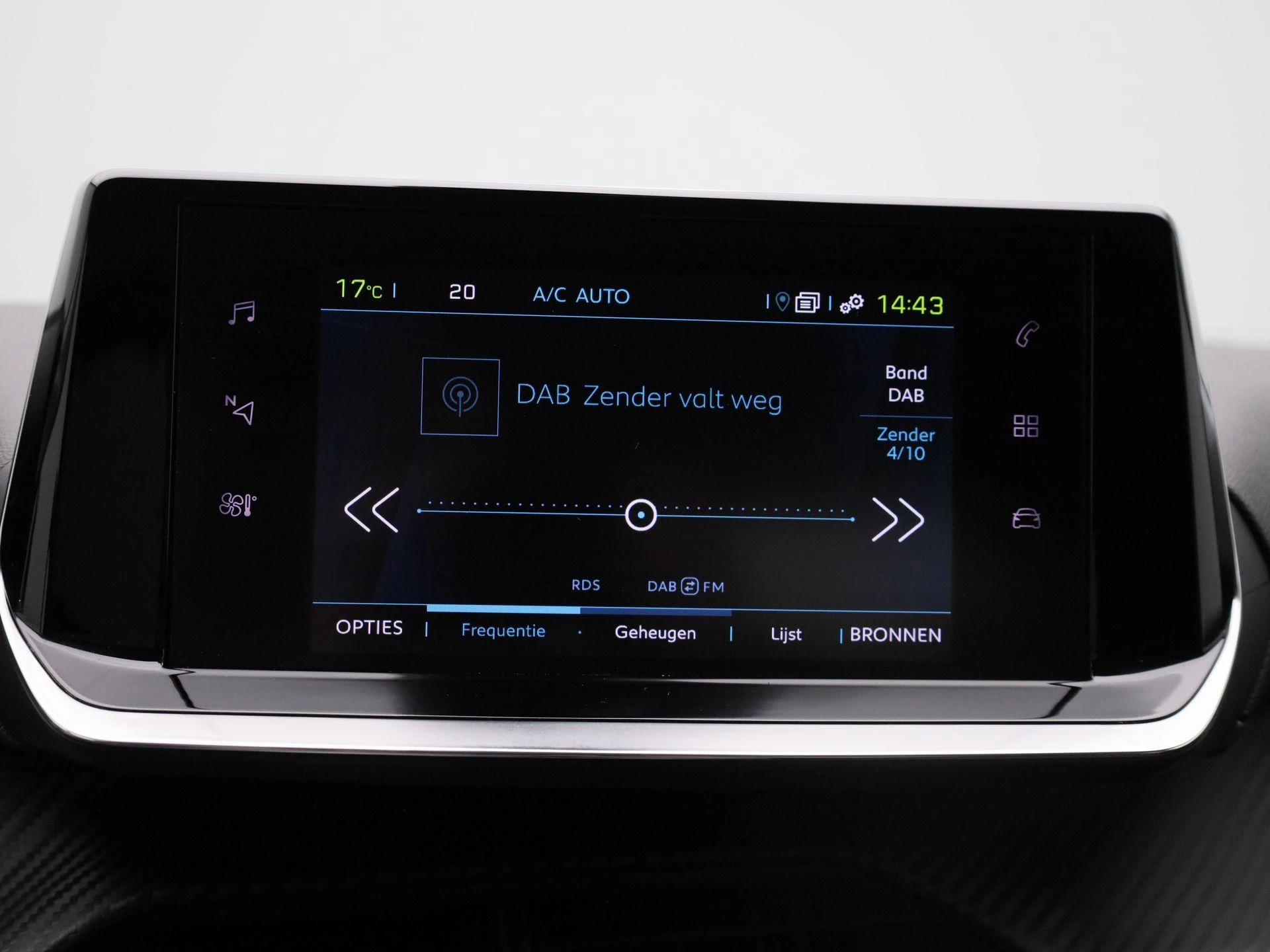 Peugeot-e-208-image-15