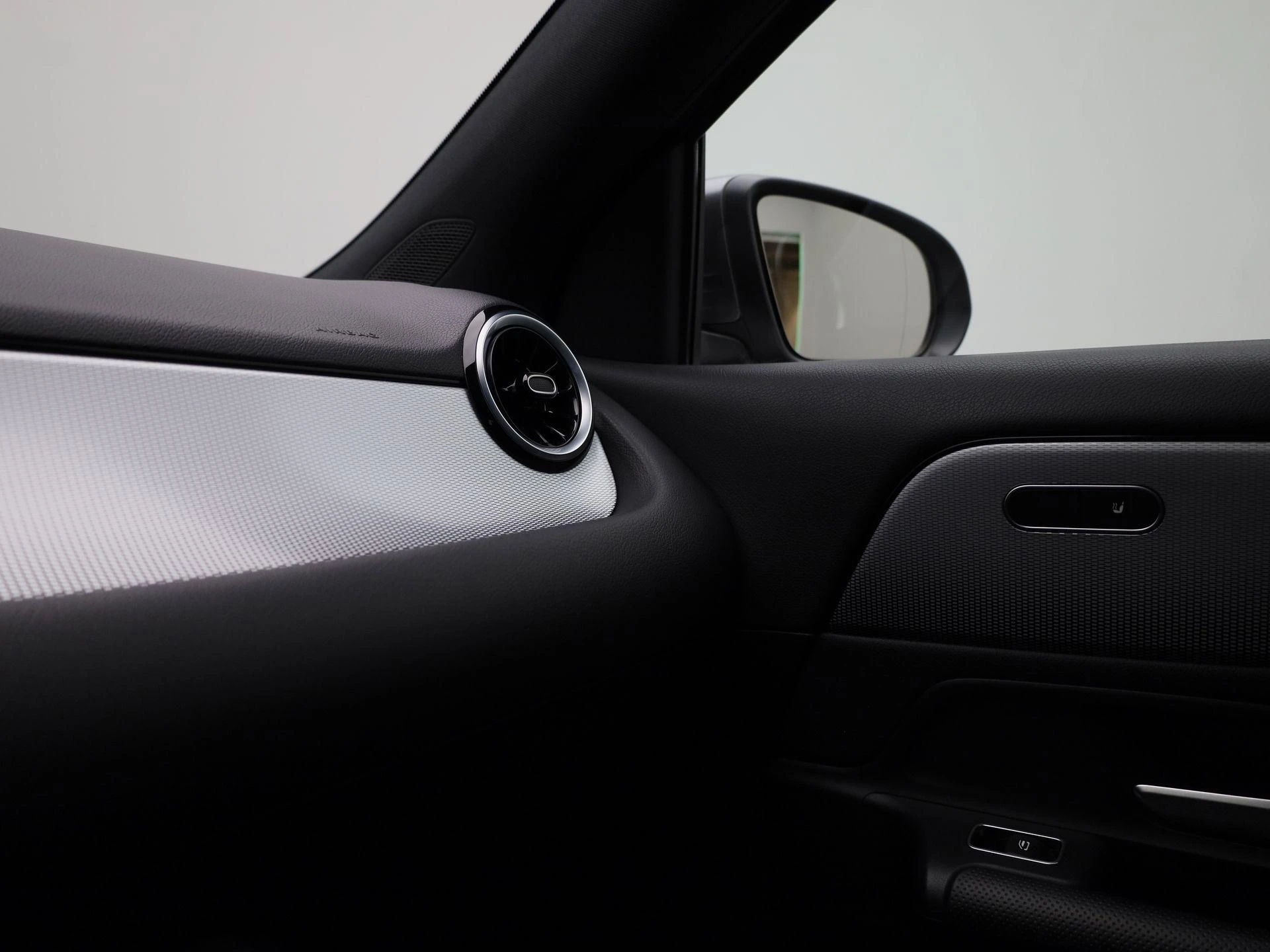 Mercedes-Benz-GLA-image-27