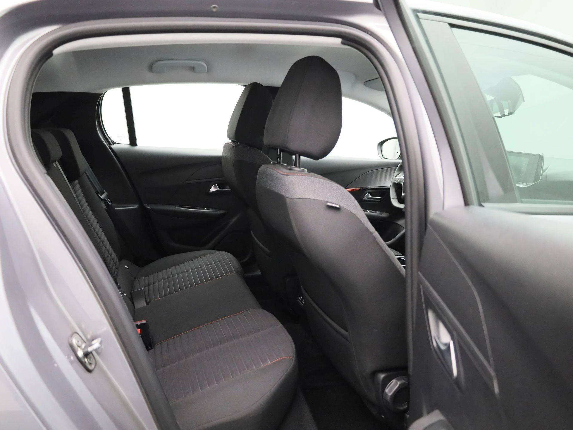 Peugeot-e-208-image-36