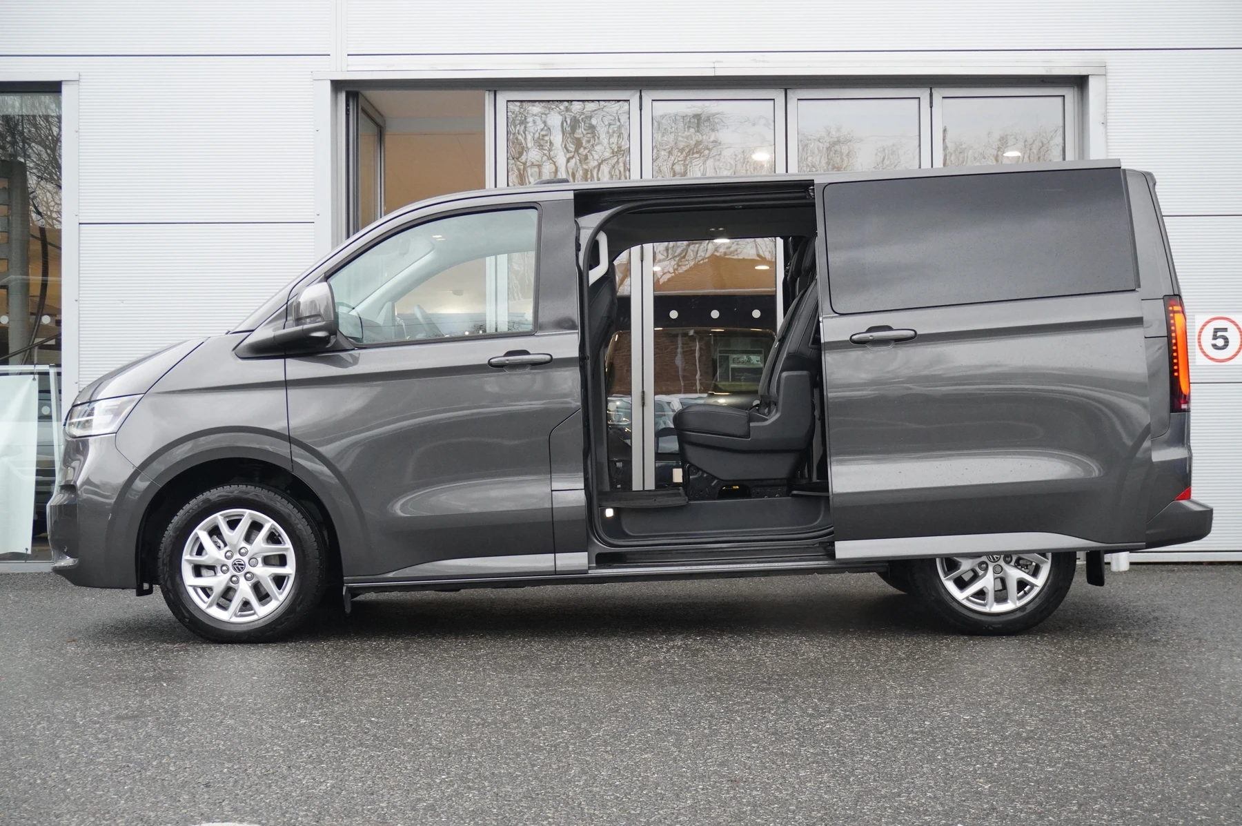 Volkswagen-Transporter-image-50
