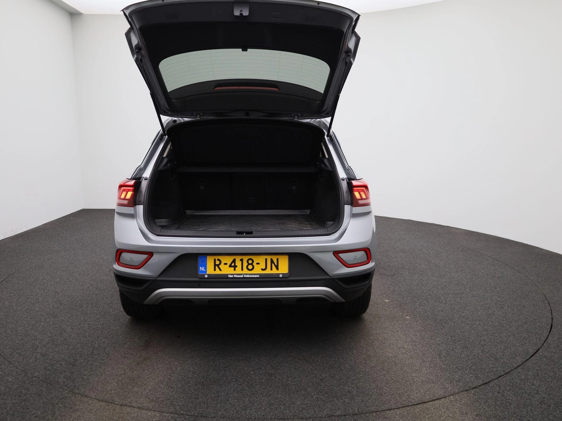 Volkswagen-T-Roc-image-10