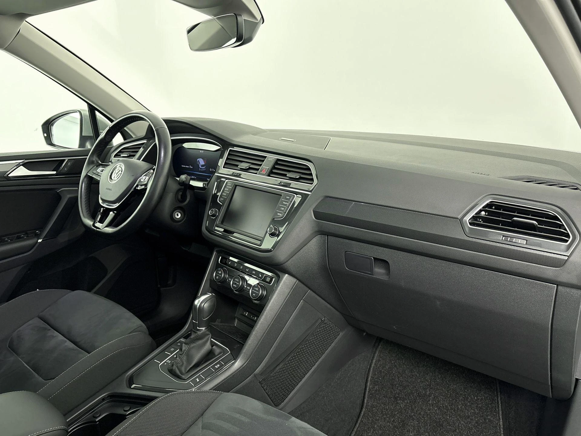 Volkswagen-Tiguan-image-18