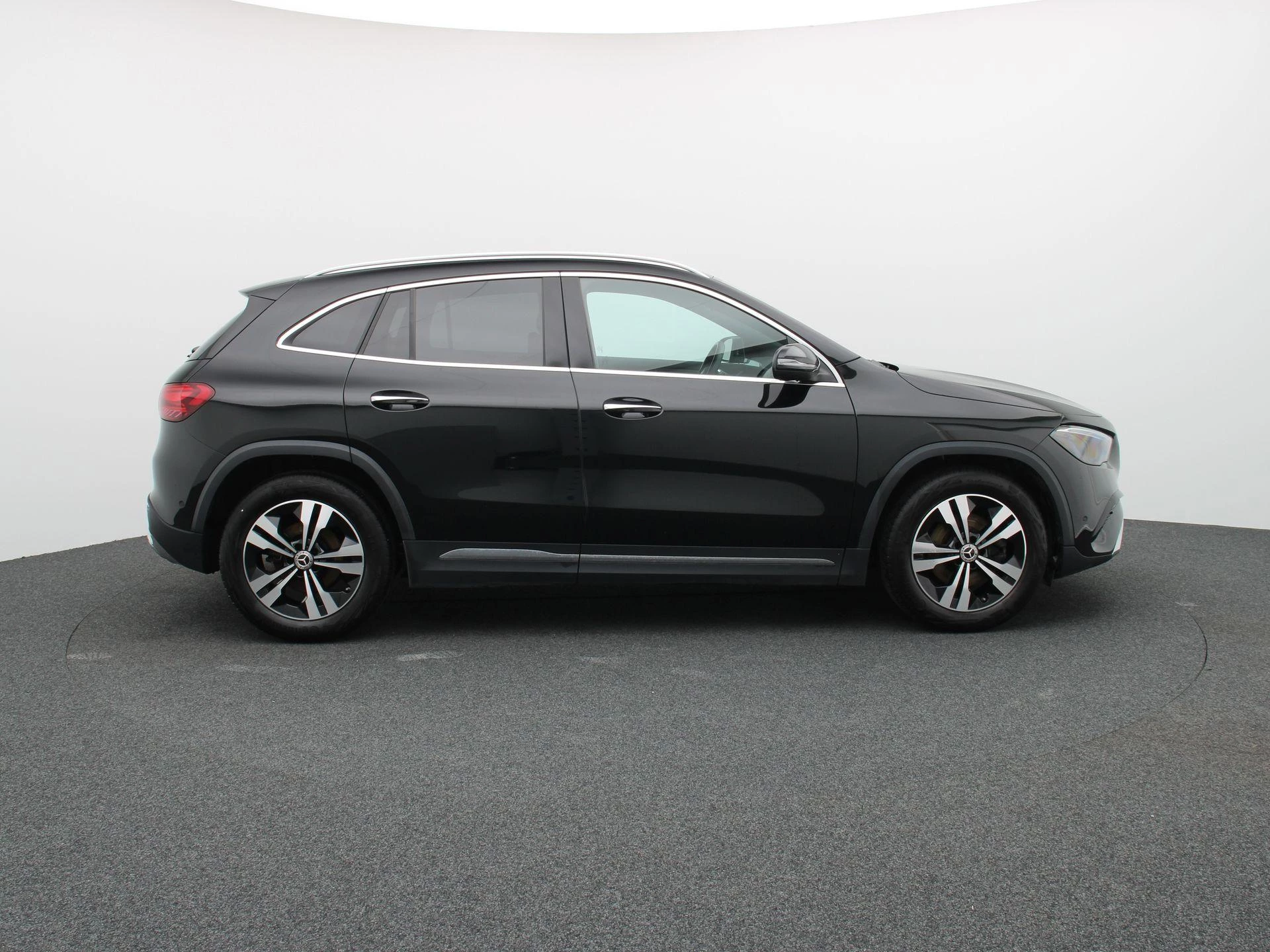 Mercedes-Benz GLA 180 d Luxury Line + LEDER + CARPLAY + LED + CAMERA +