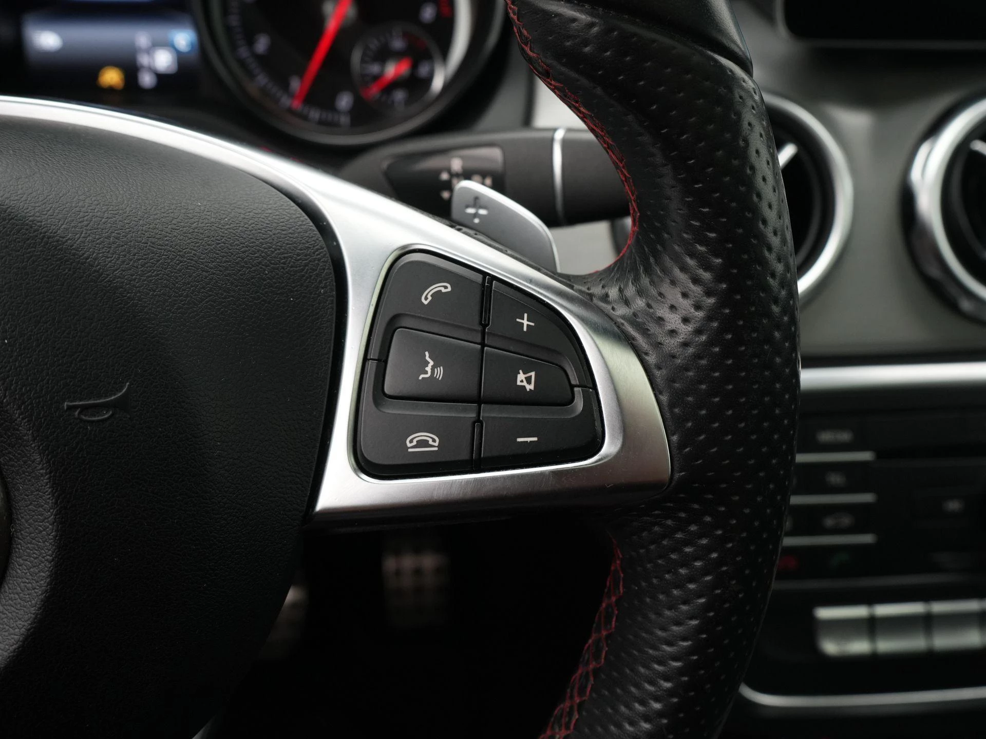 Mercedes-Benz GLA 180 Premium Plus