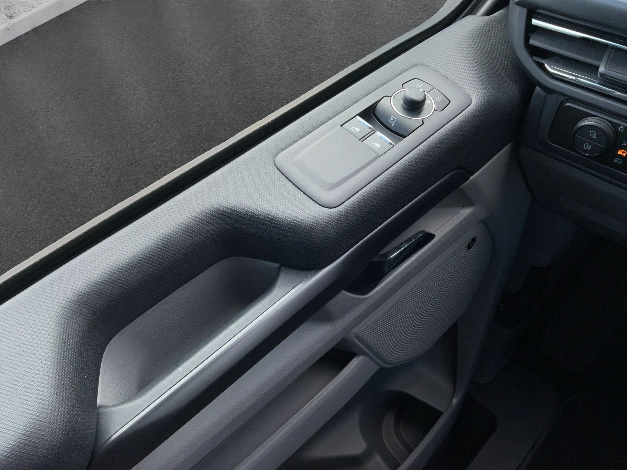 Ford-Tourneo Custom-image-16